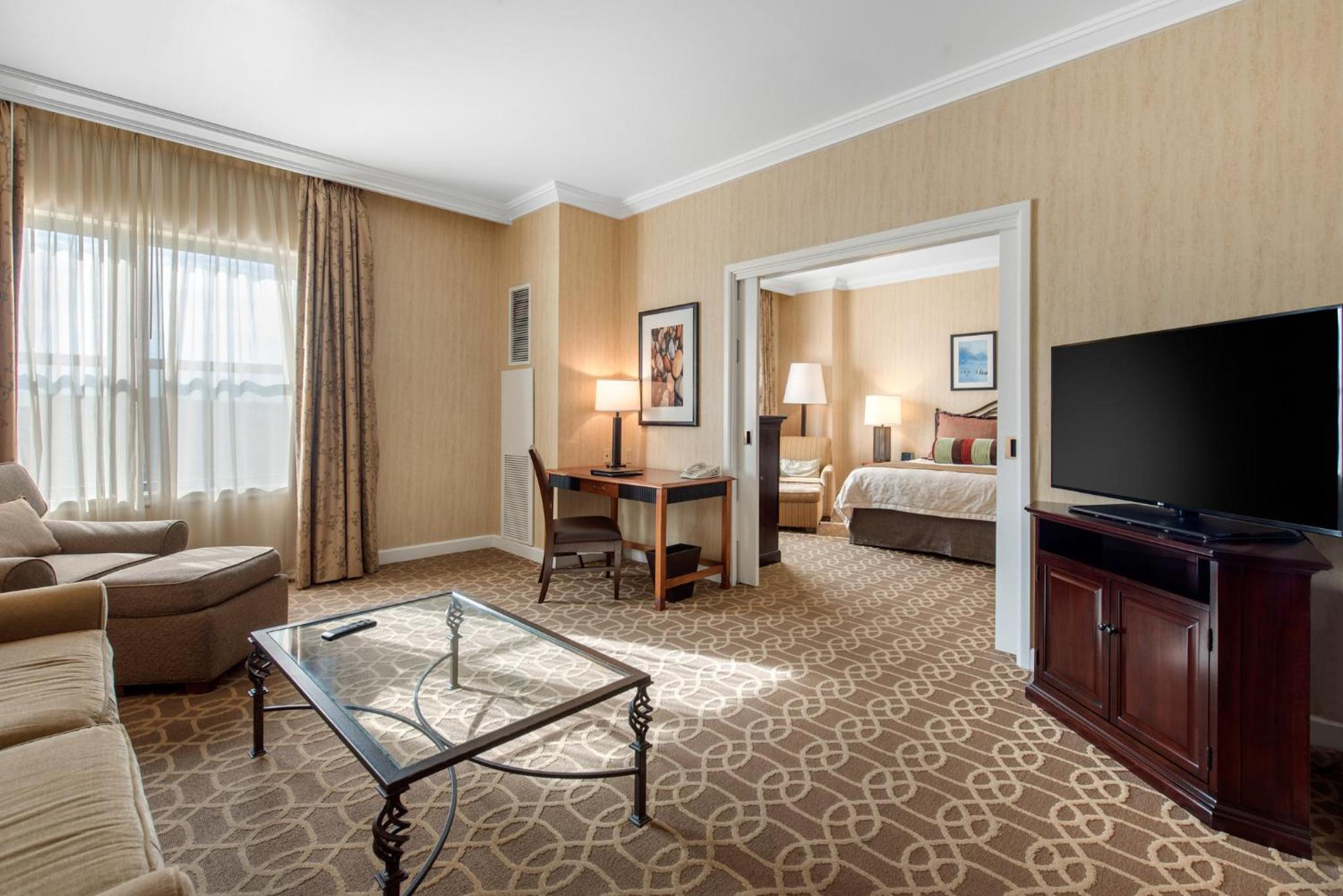 Suite with 1 King Bed - Photo 2