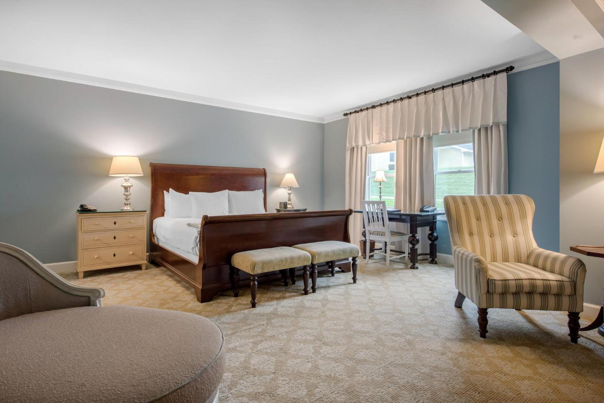 Deluxe Room - One King Bed - Photo 11