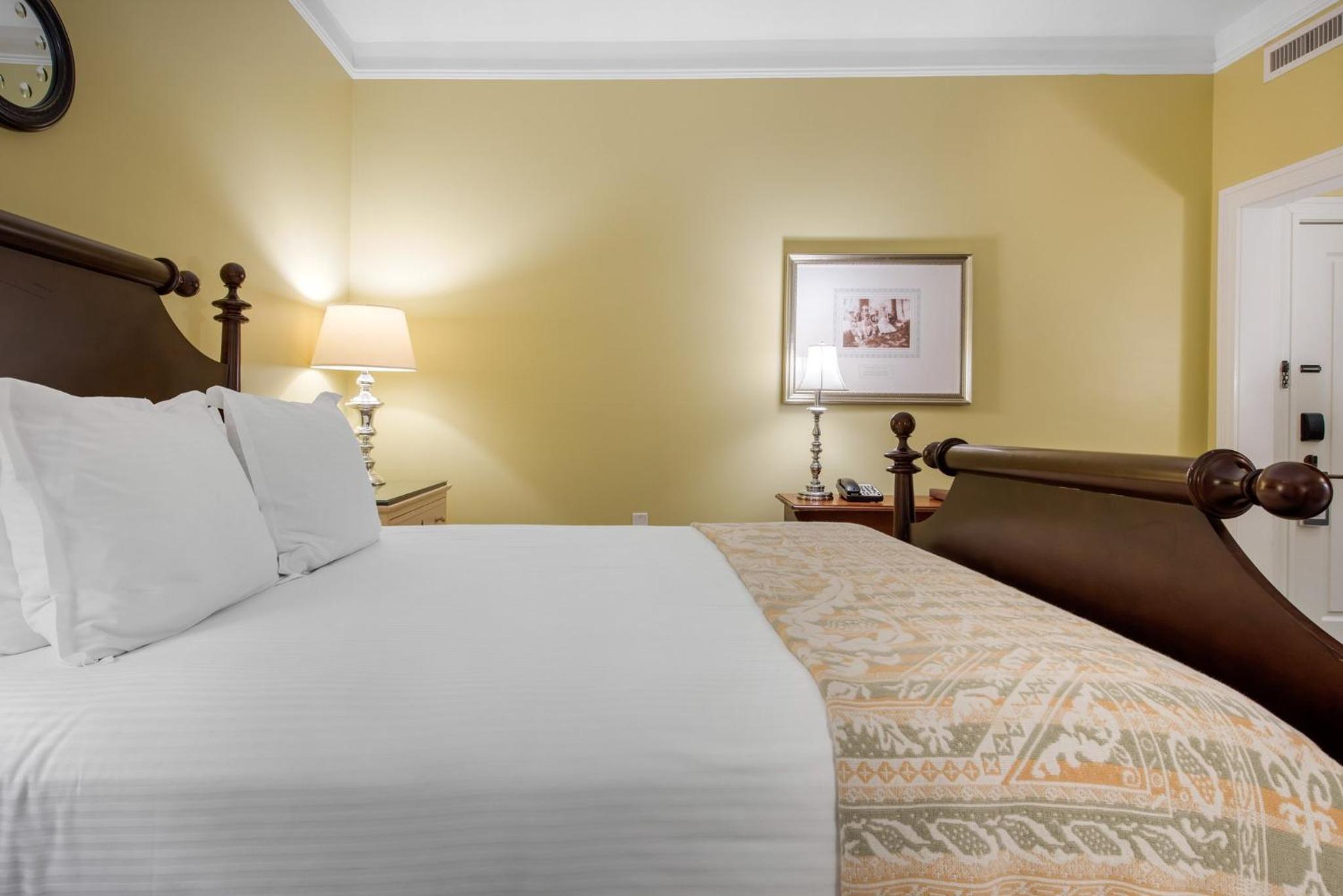 Deluxe Room - 1 queen bed - Photo 4