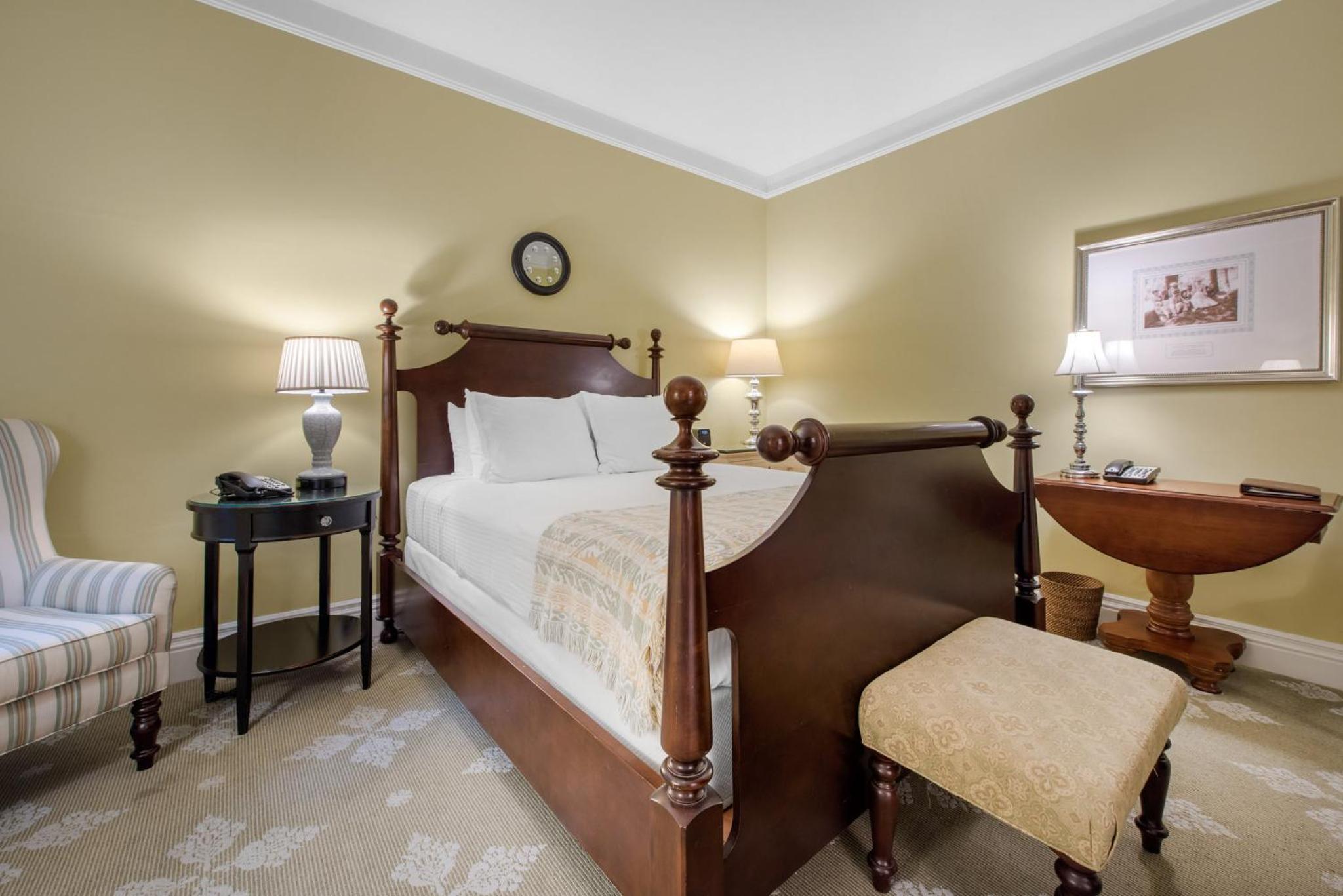 Deluxe Room - 1 queen bed - Photo 2