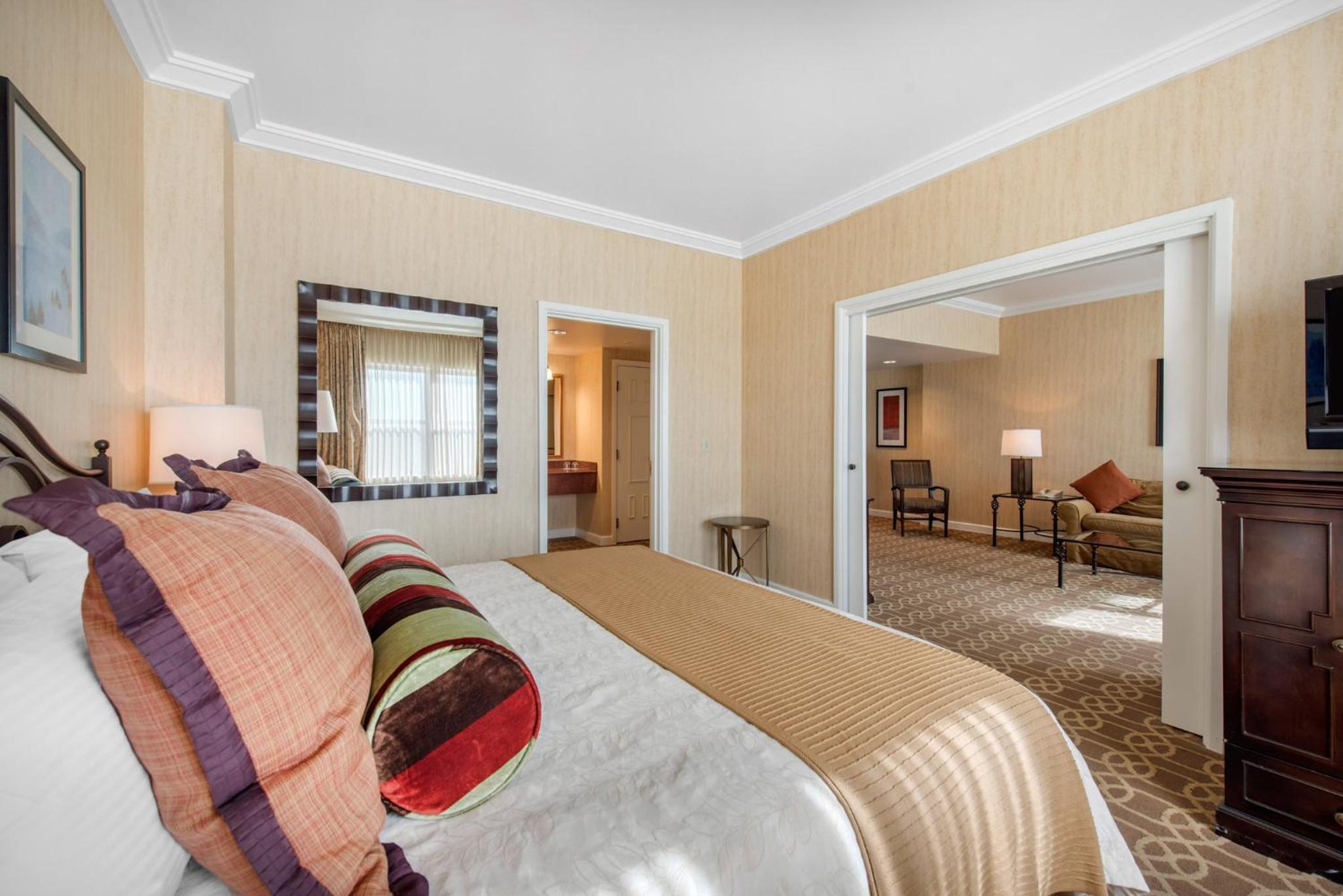 Suite with 1 King Bed - Photo 12