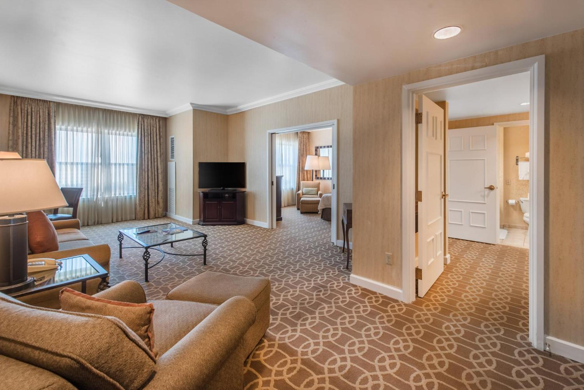 Suite with 1 King Bed - Photo 9