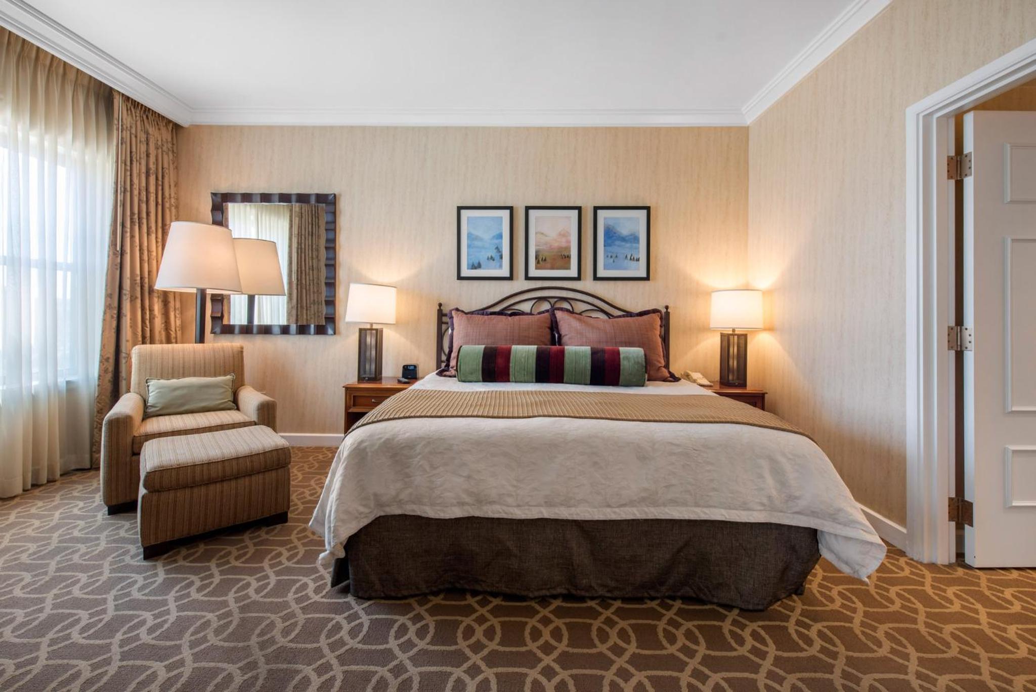 Suite with 1 King Bed - Photo 11