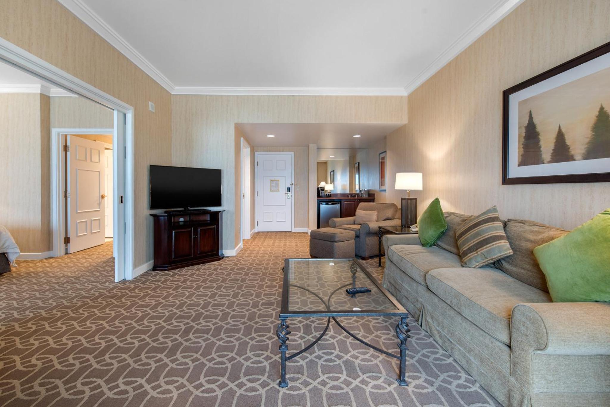 Balcony Suite with 1 King Bed photo 2