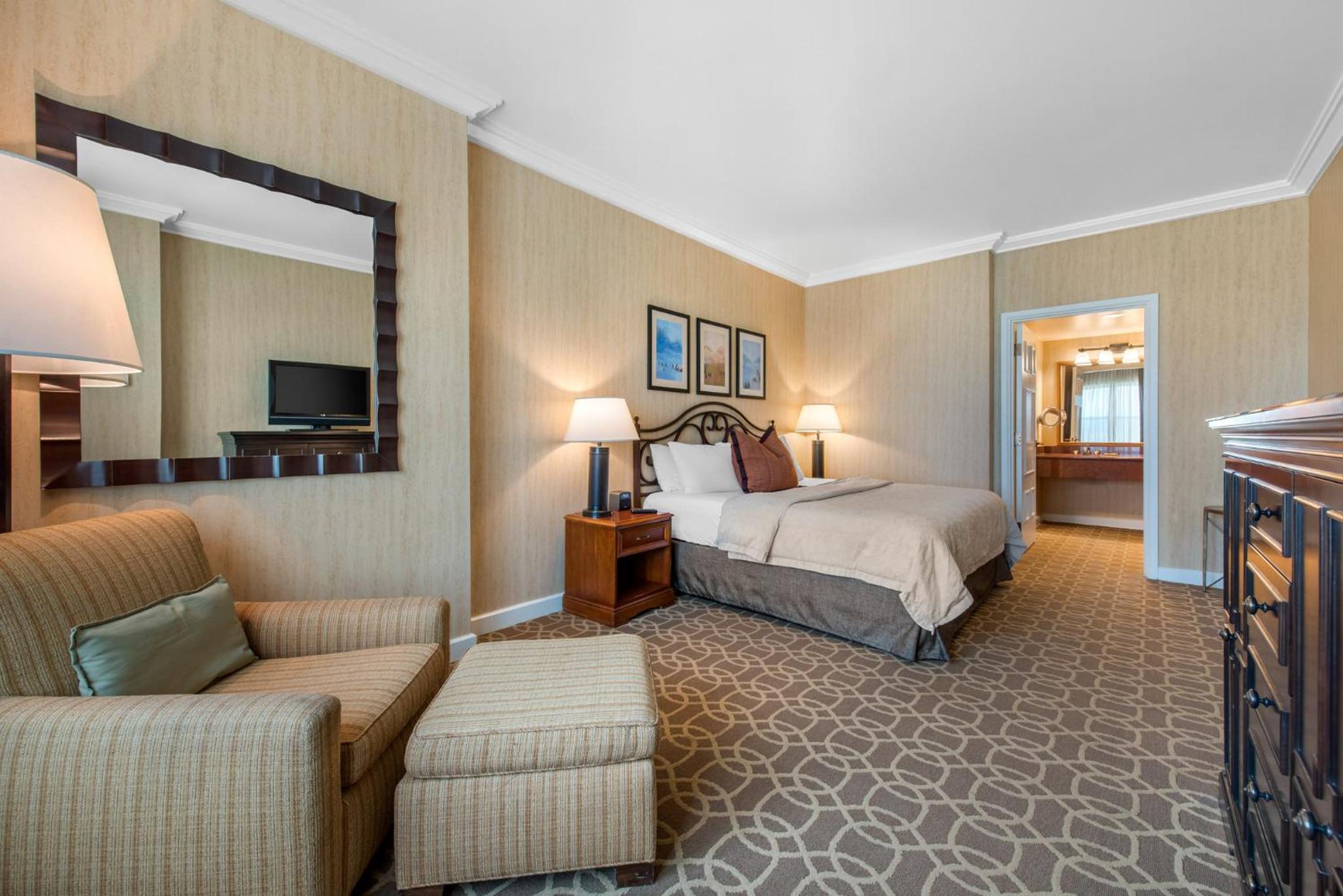 Balcony Suite with 1 King Bed photo 3
