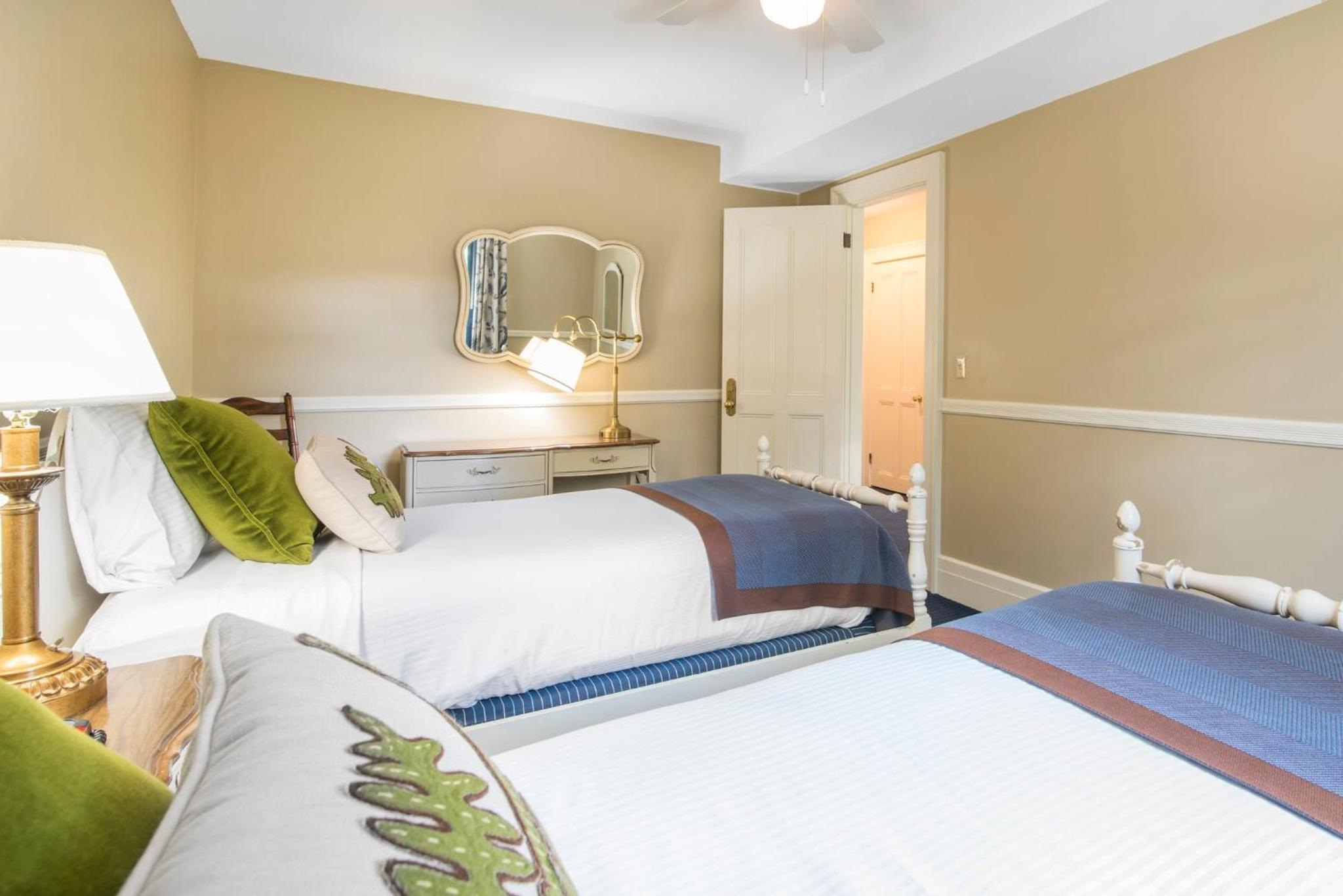 Family Room with Two Queen Beds - Photo 3