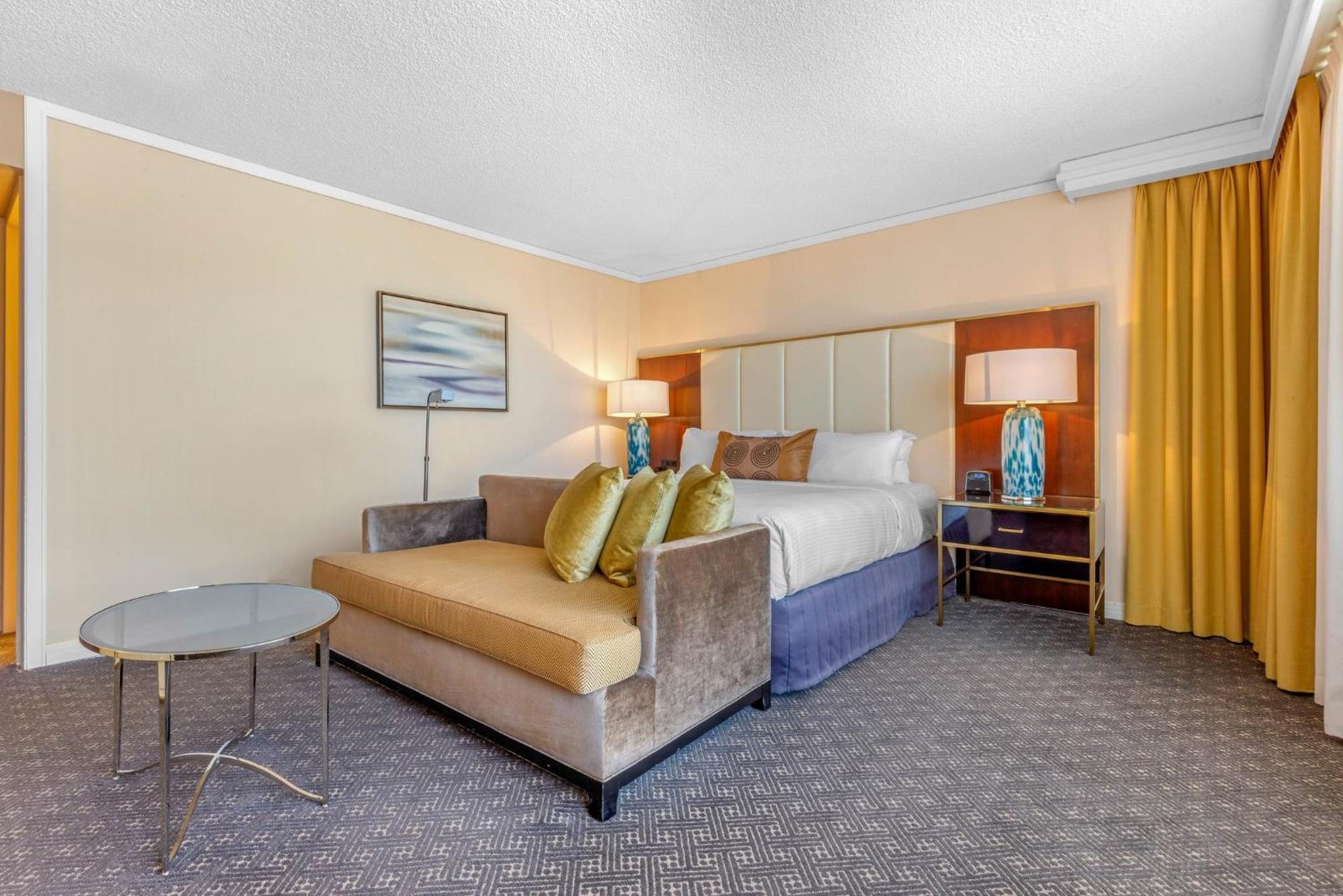 Premium King Room - Photo 6