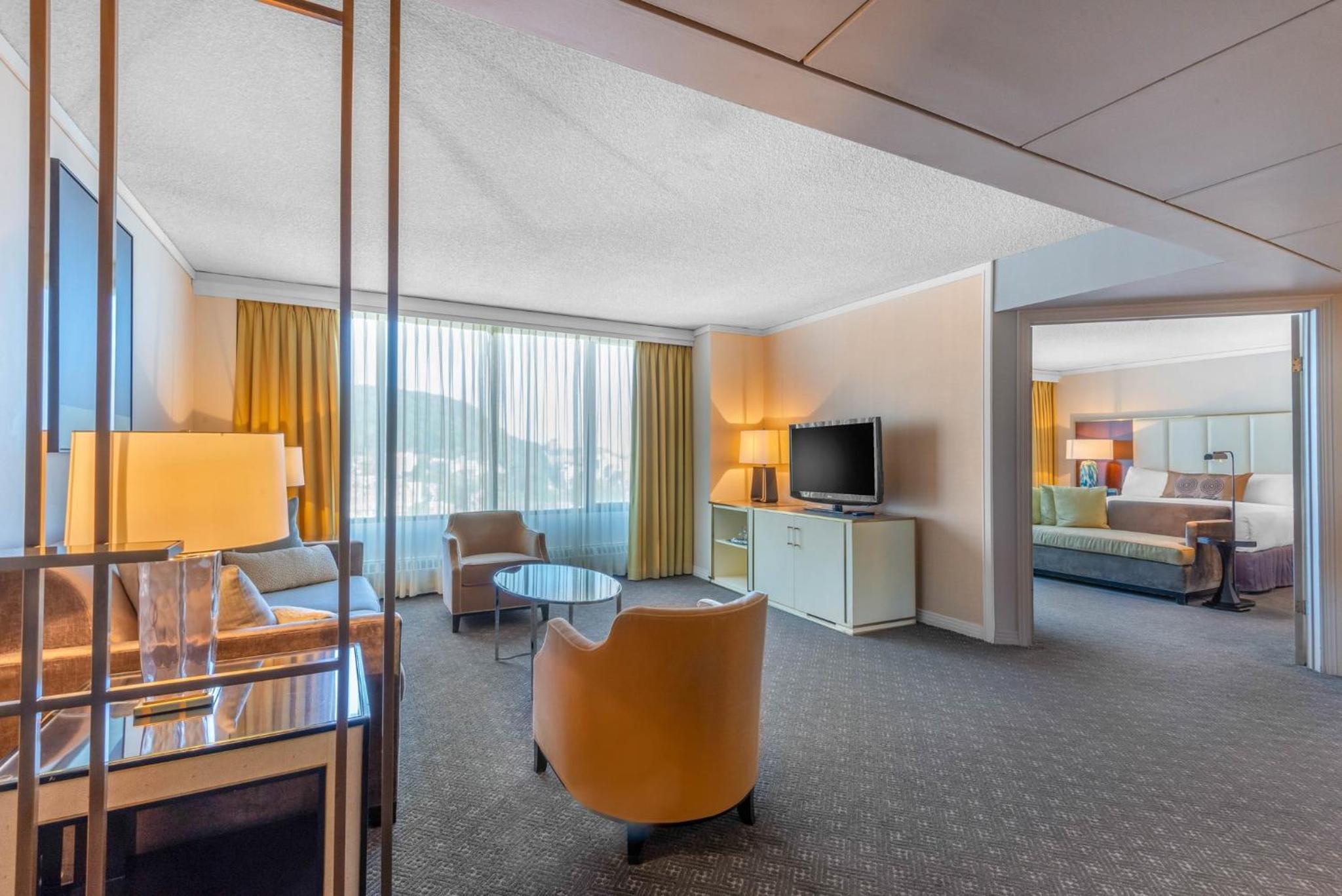 Omni Suite – 1 King bed with Sofabed - Photo 2