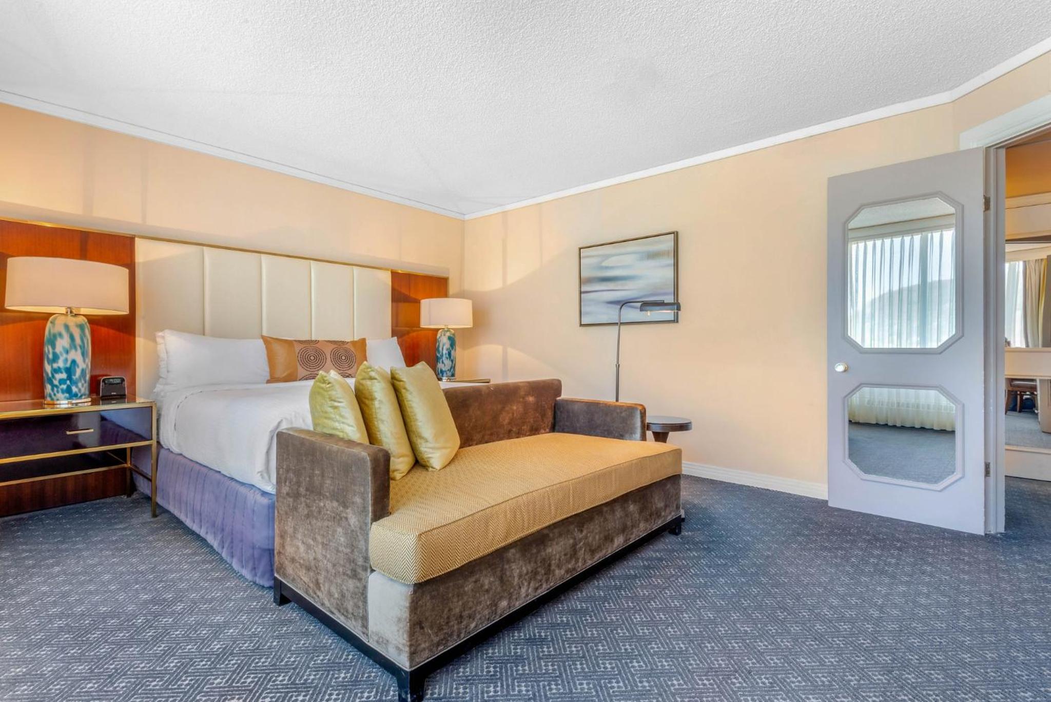 Omni Suite – 1 King bed with Sofabed - Photo 3