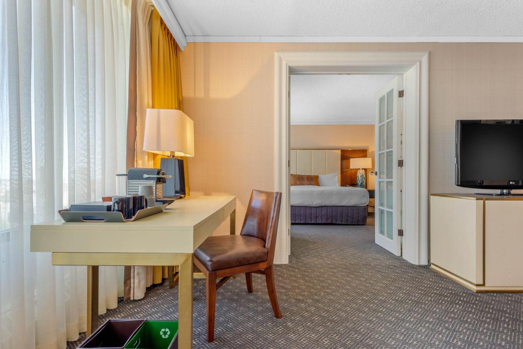 Omni Suite – 1 King bed with Sofabed - Photo 6