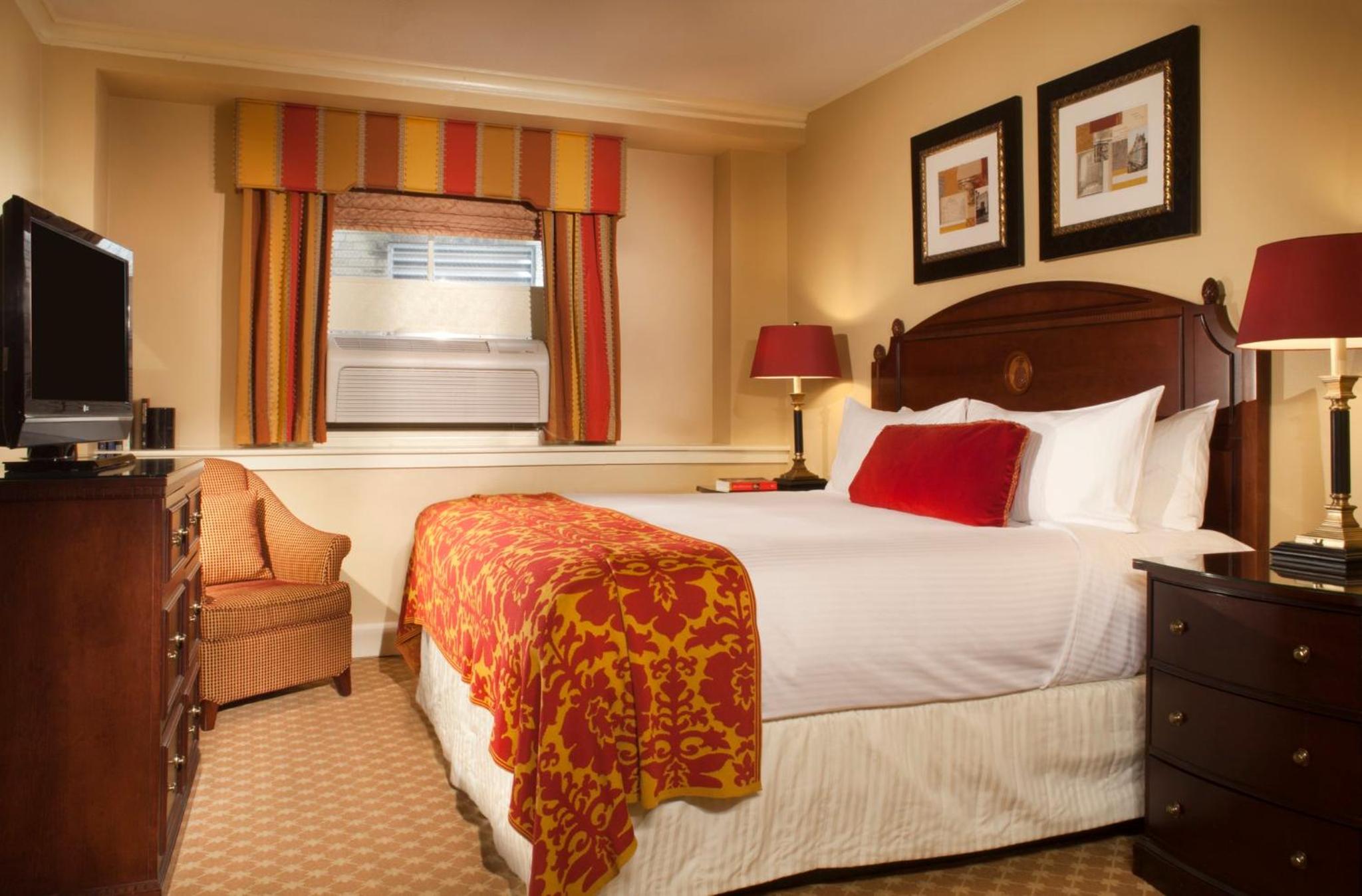 Traditional Room with Full Size Bed