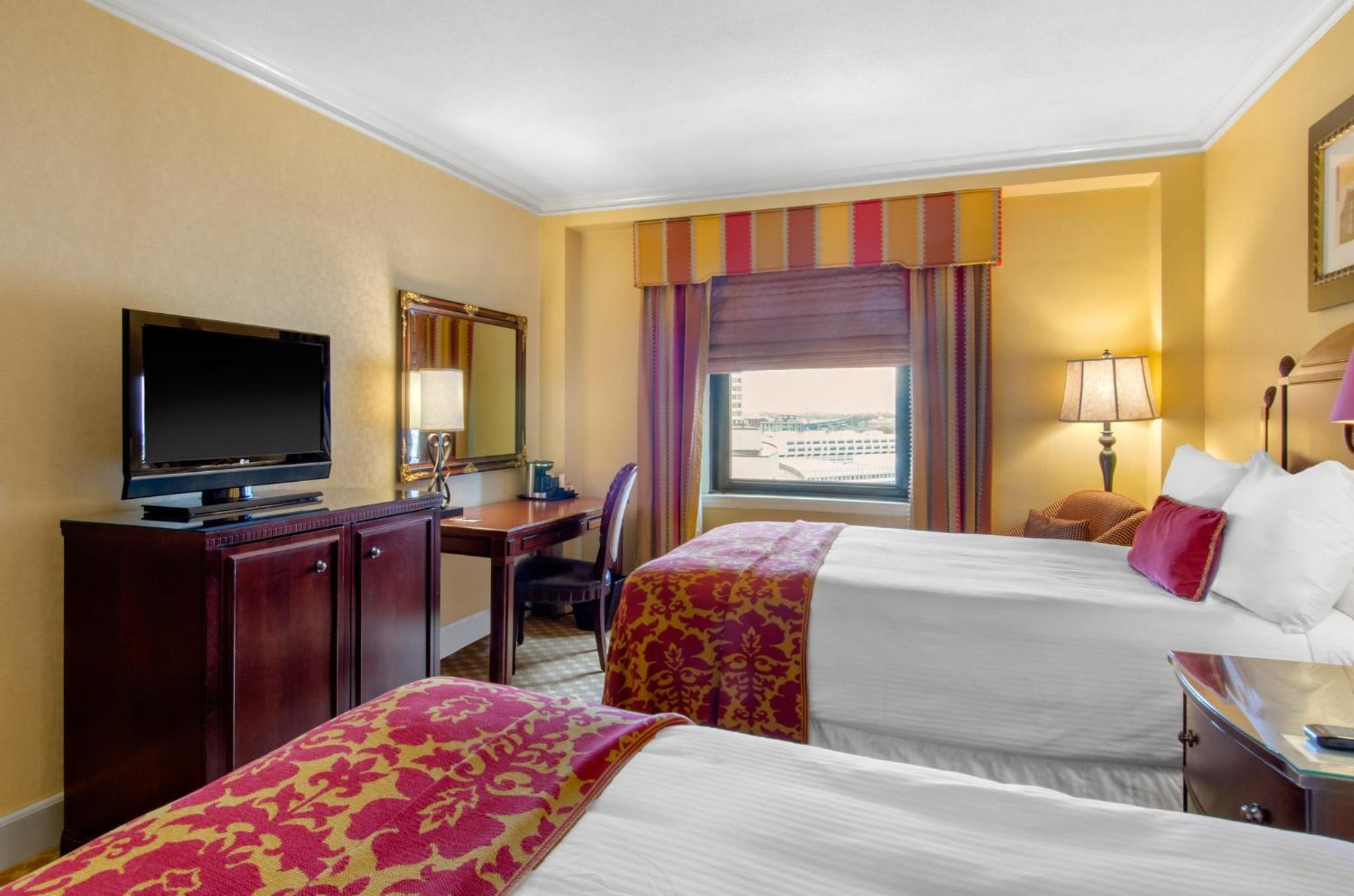 Deluxe Room with Two Full Beds thumbnail 5