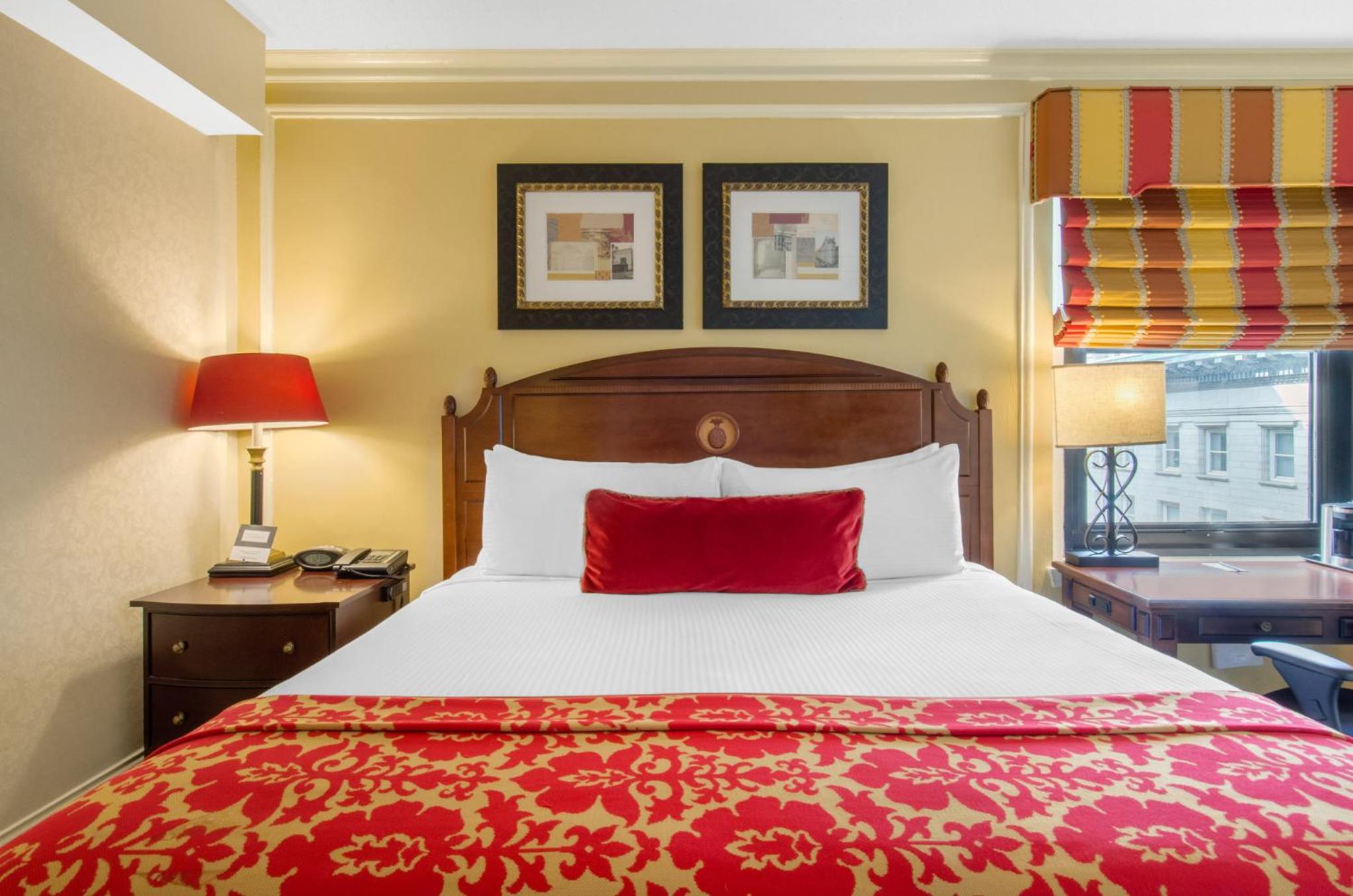 Deluxe King Room thumbnail 5