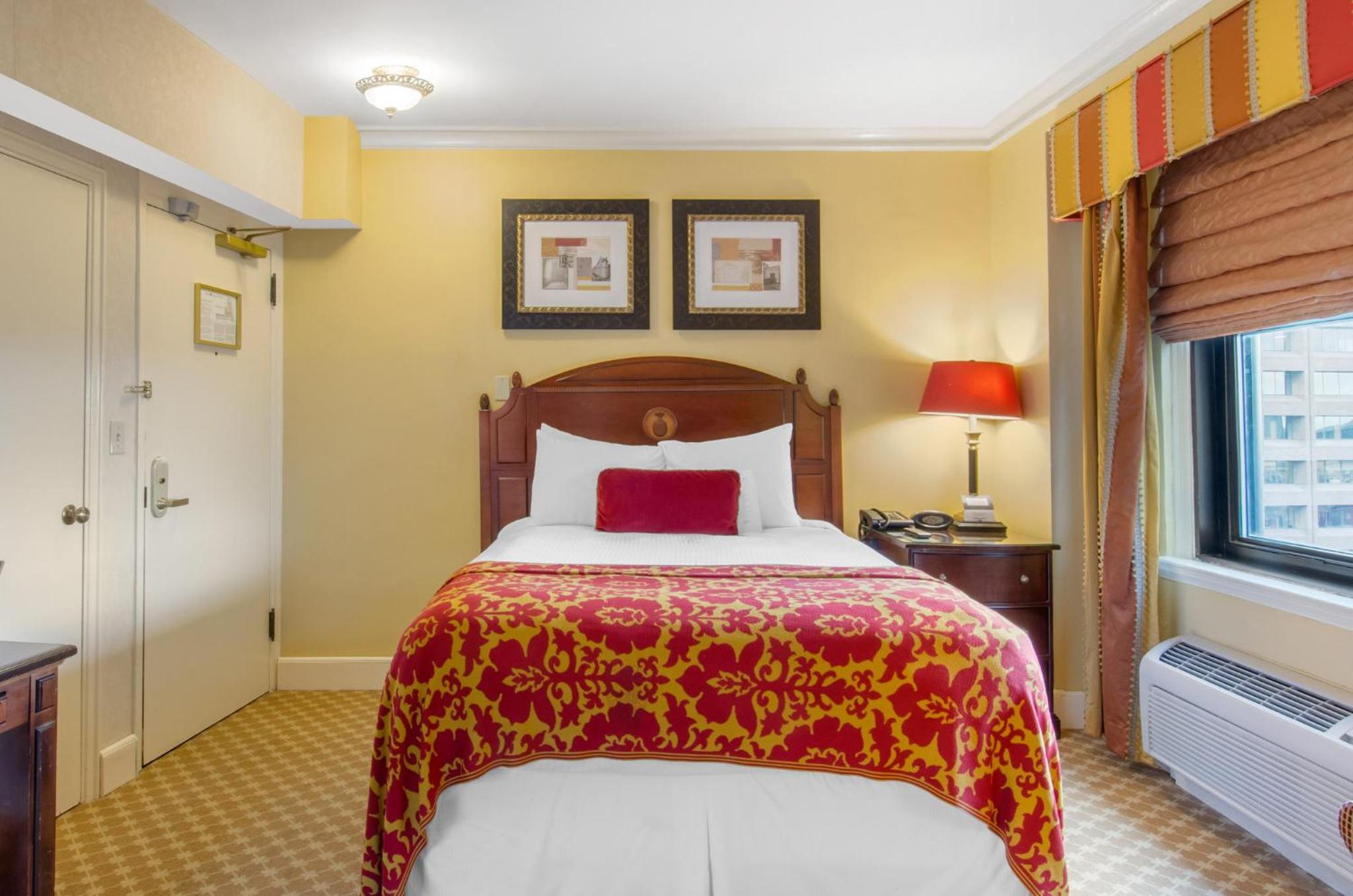 ADA Deluxe Room - 1 Queen Bed thumbnail 5