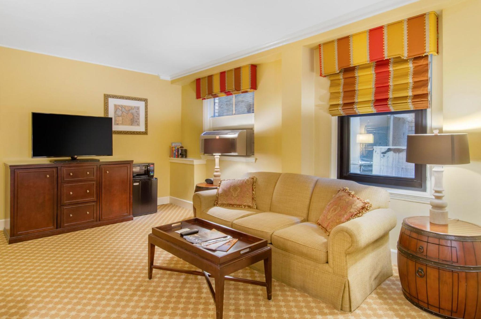 Freedom Trail Suite - 1 King & Bunk Beds thumbnail 6