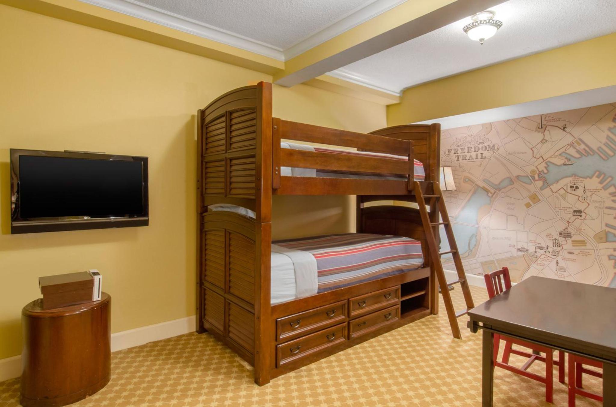 Freedom Trail Suite - 1 King & Bunk Beds thumbnail 5