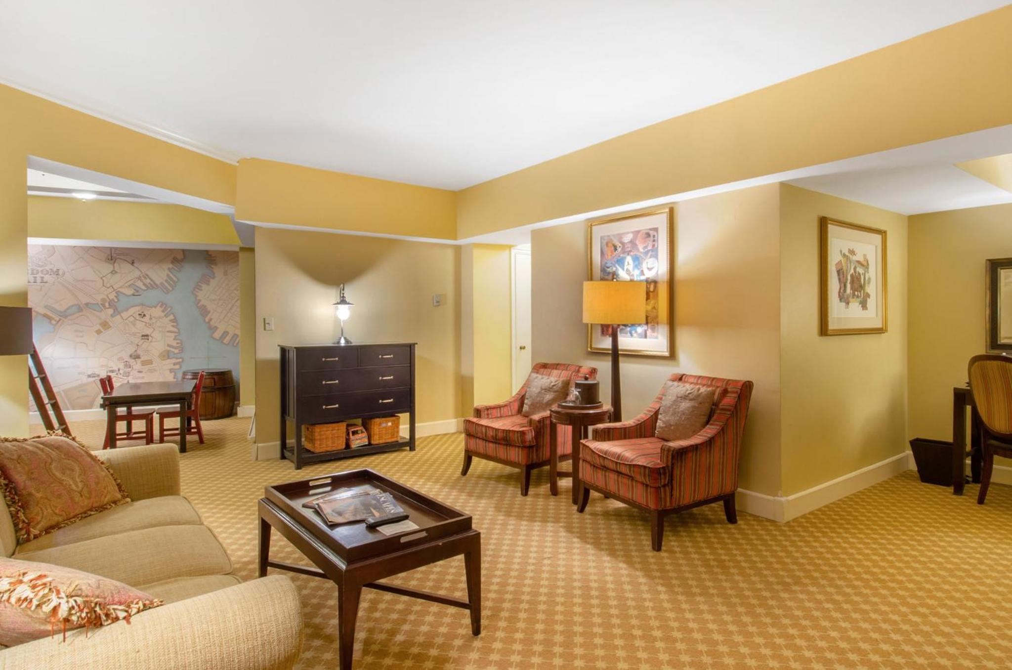 Freedom Trail Suite - 1 King & Bunk Beds