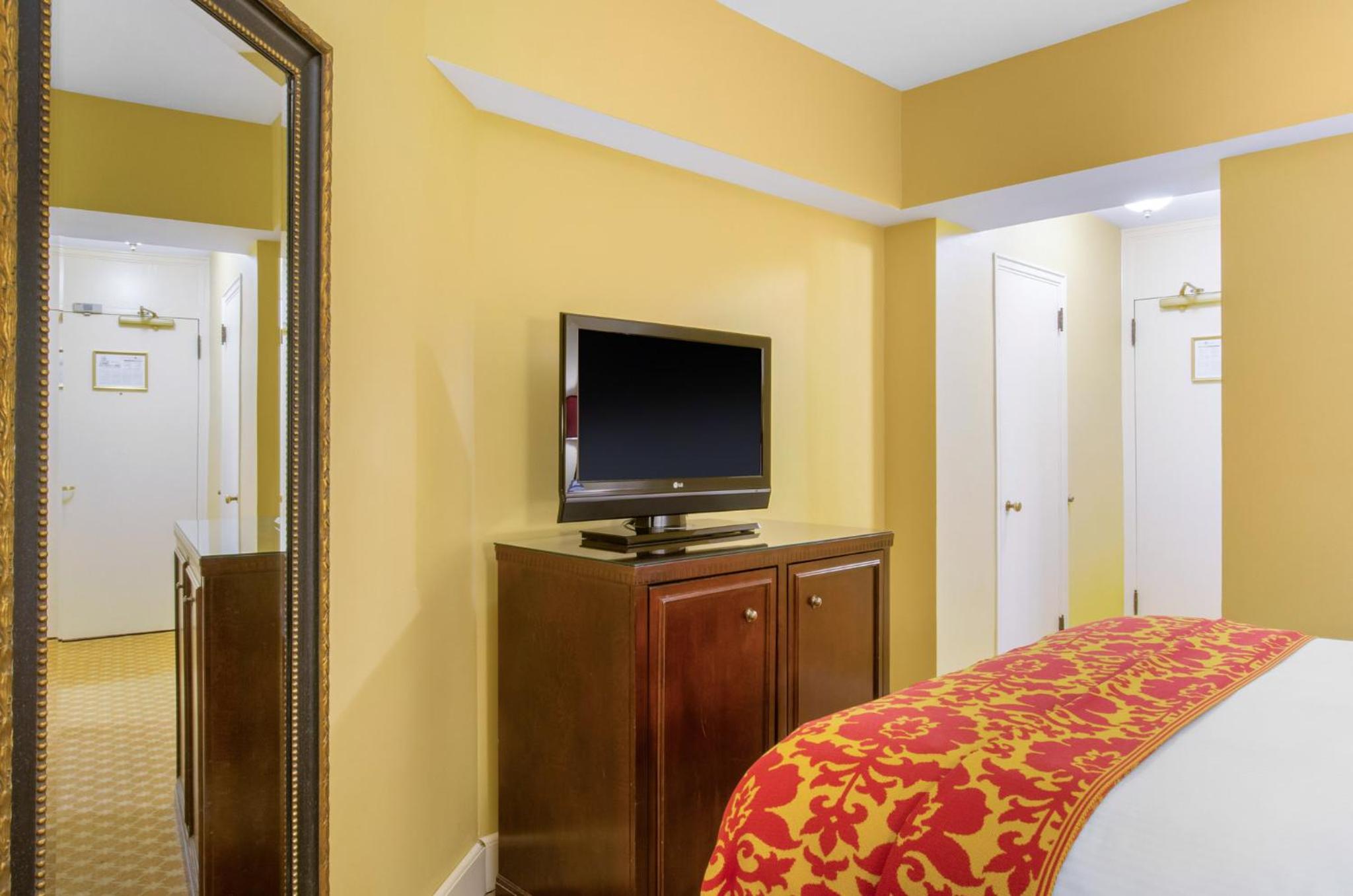 Parkers Petite Single Room 1 Double Bed thumbnail 6