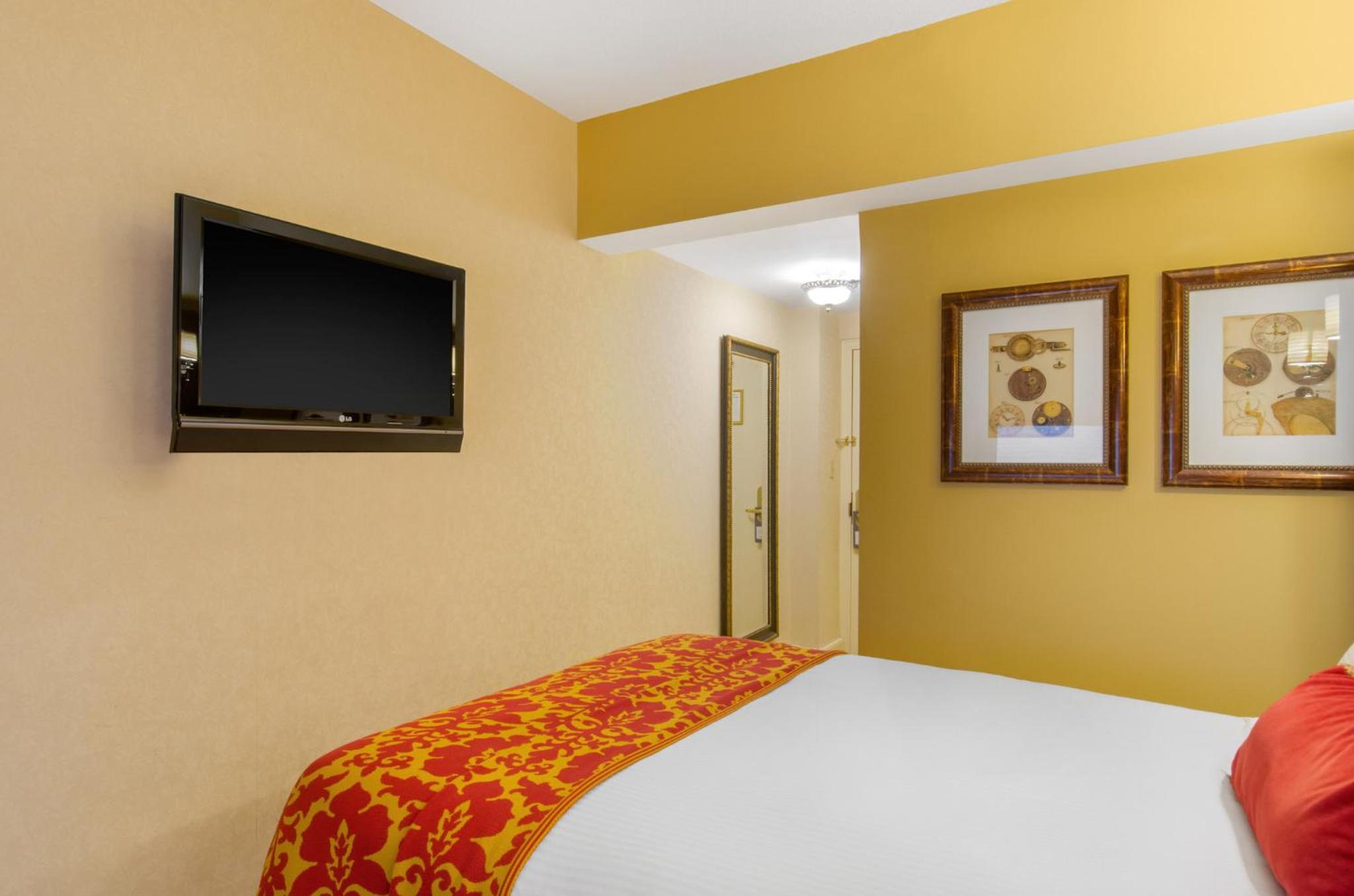 Parkers Petite Single Room 1 Double Bed thumbnail 5