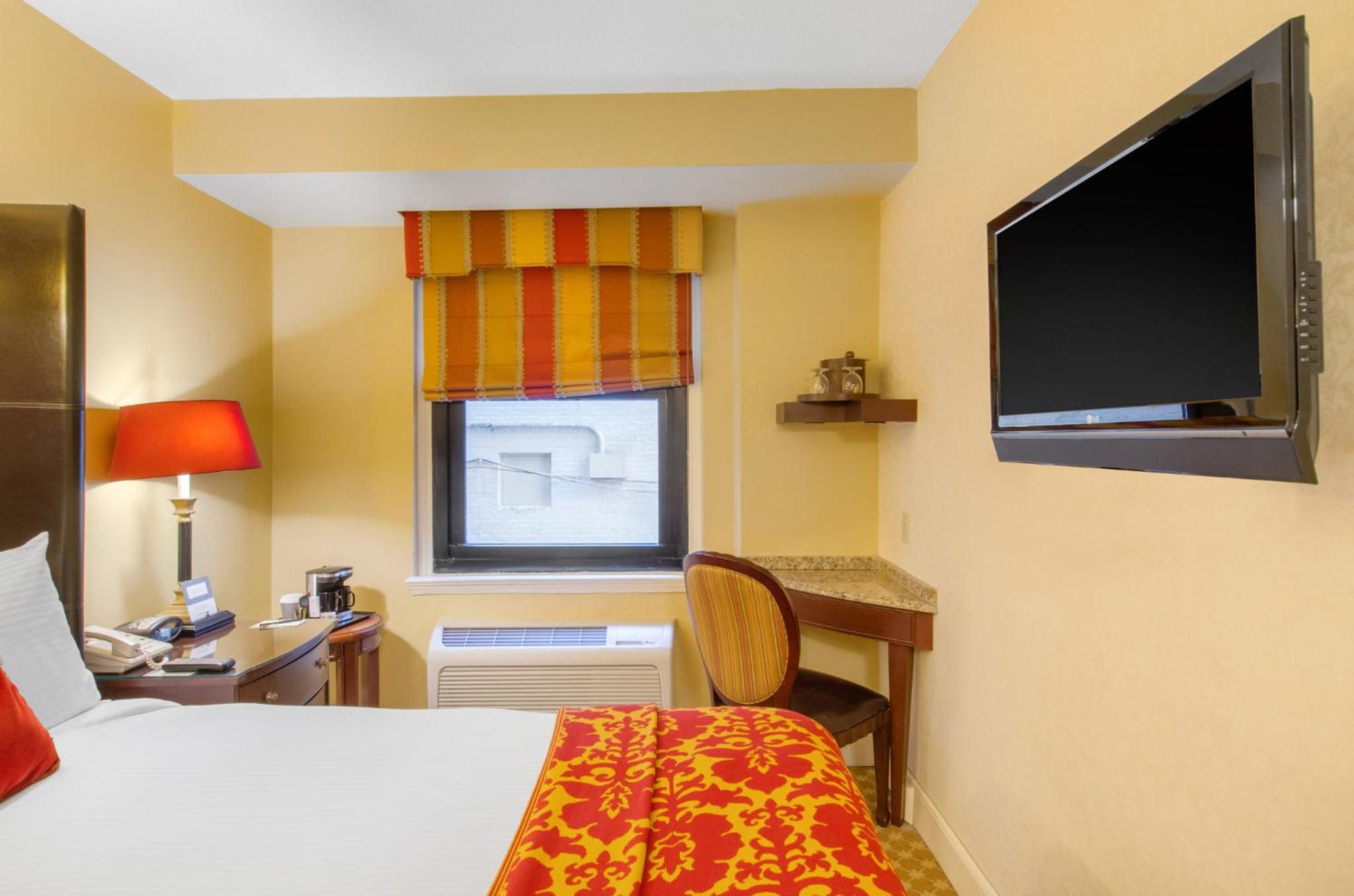 Parkers Petite Single Room 1 Double Bed thumbnail 5