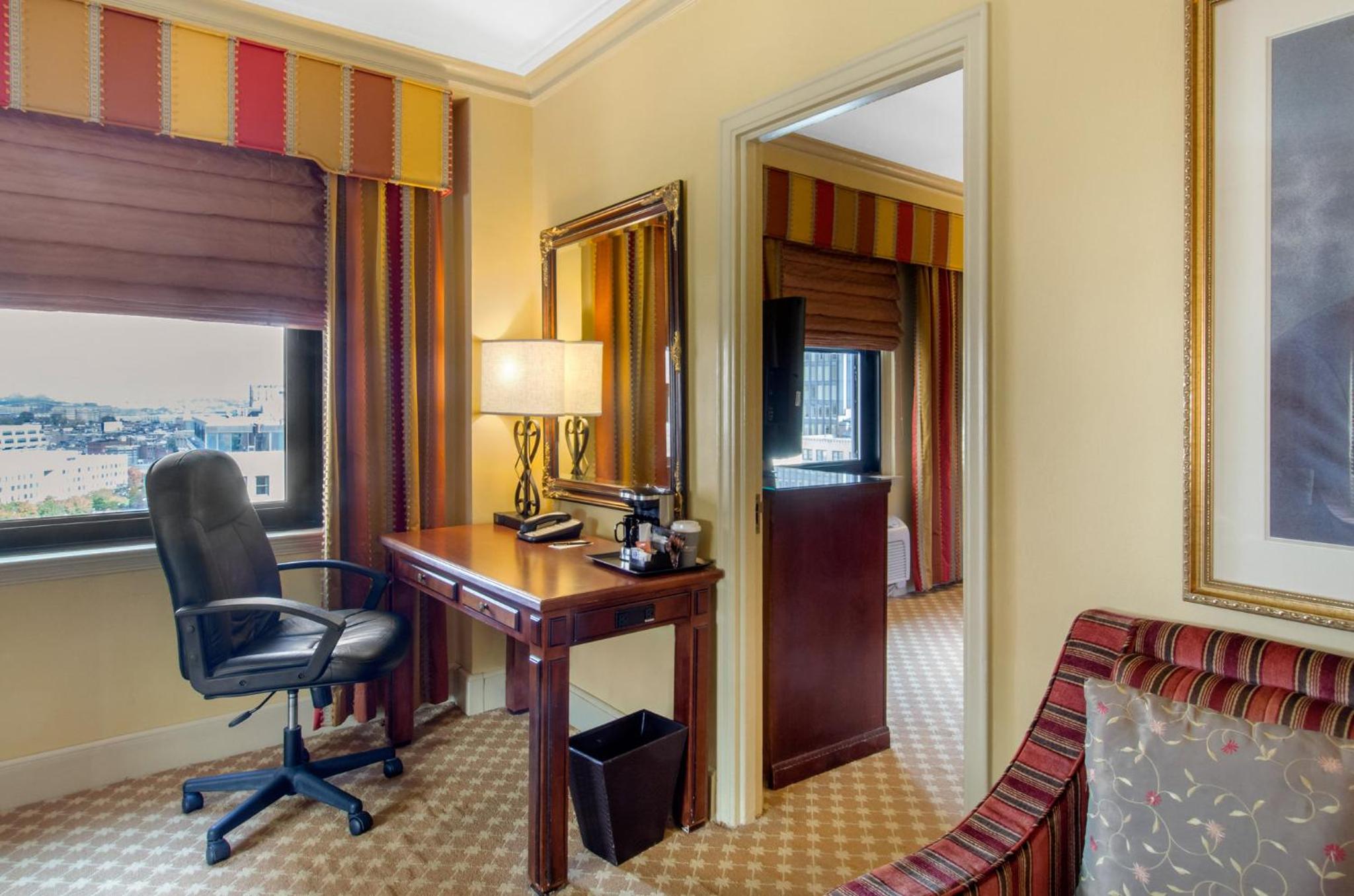 Premier Suite with King Bed thumbnail 5