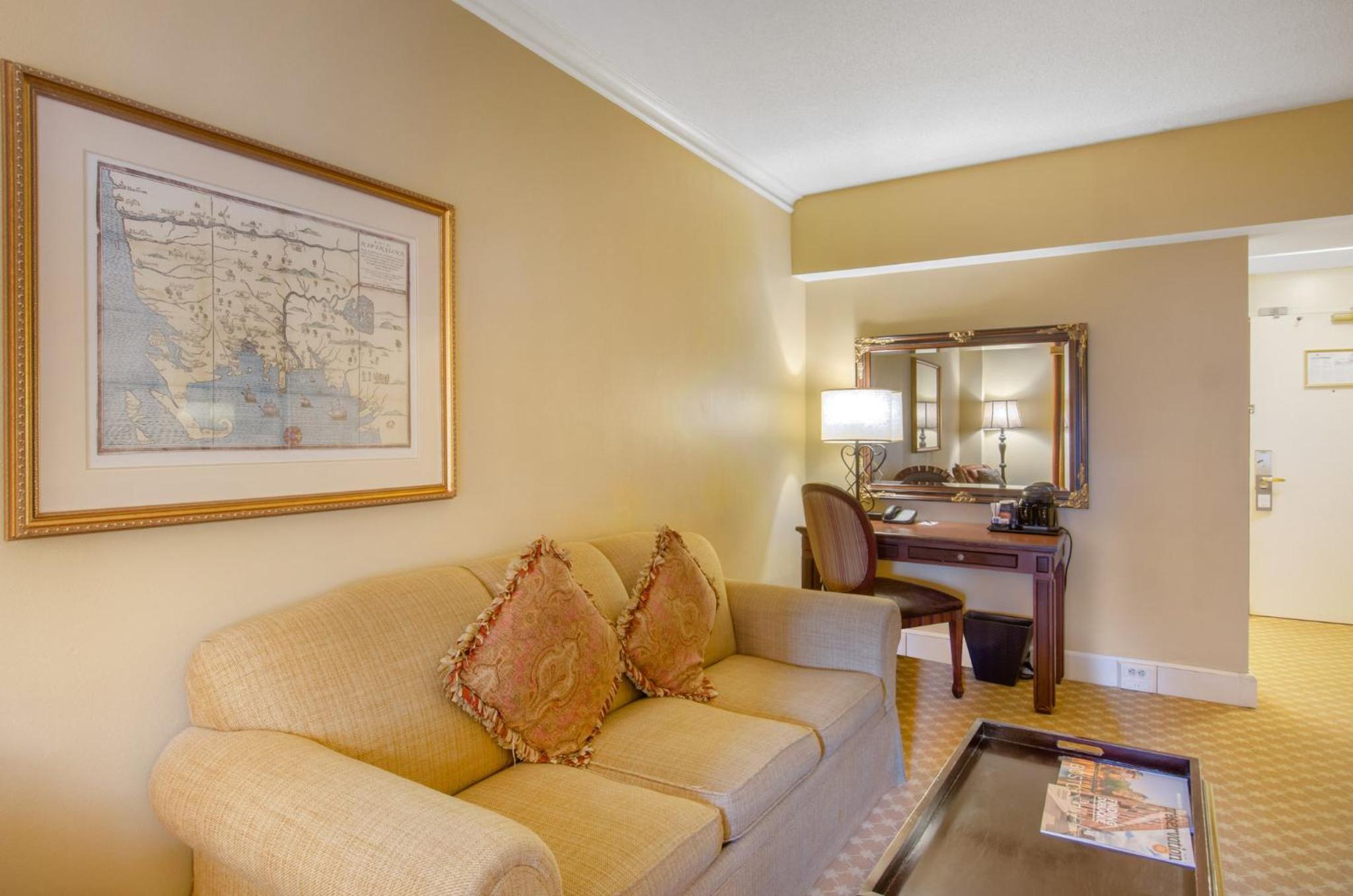 Premier Suite - 2 Queen Beds thumbnail 5