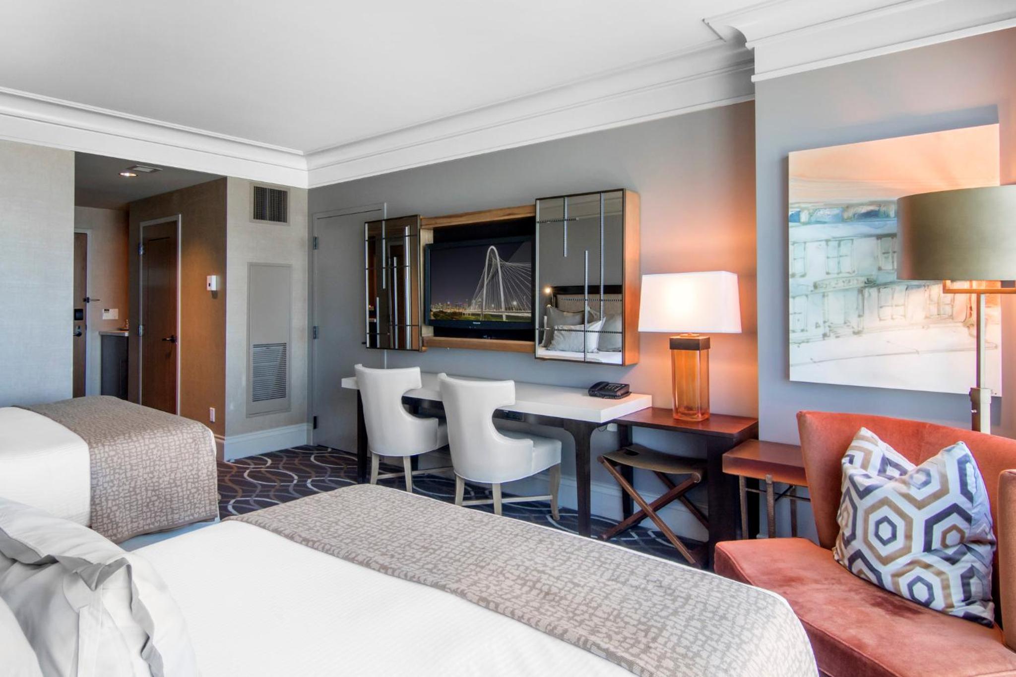 Deluxe Queen Room with Two Queen Beds - Photo 6