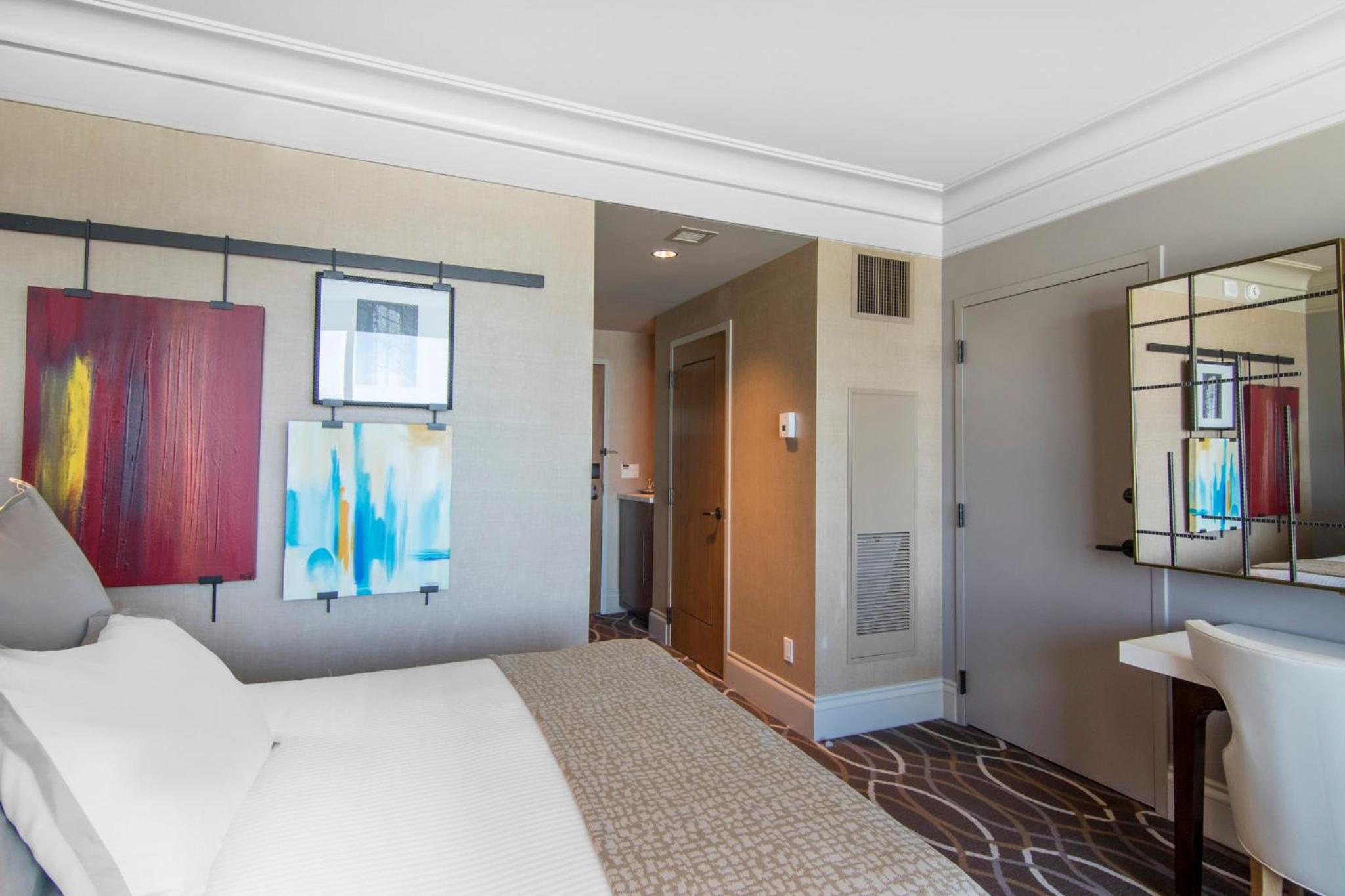 Deluxe Queen Room with Two Queen Beds - Photo 3