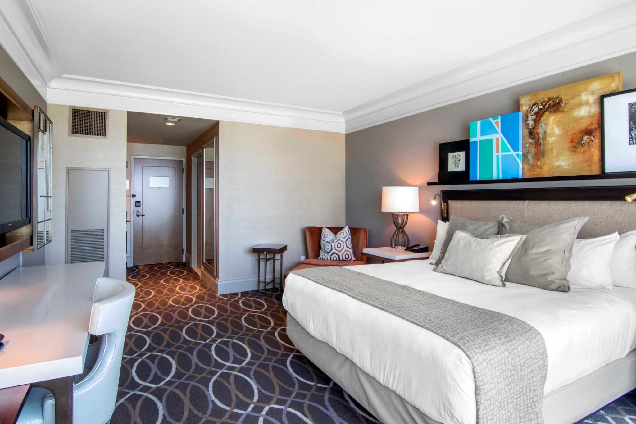 Deluxe King Room - Photo 7