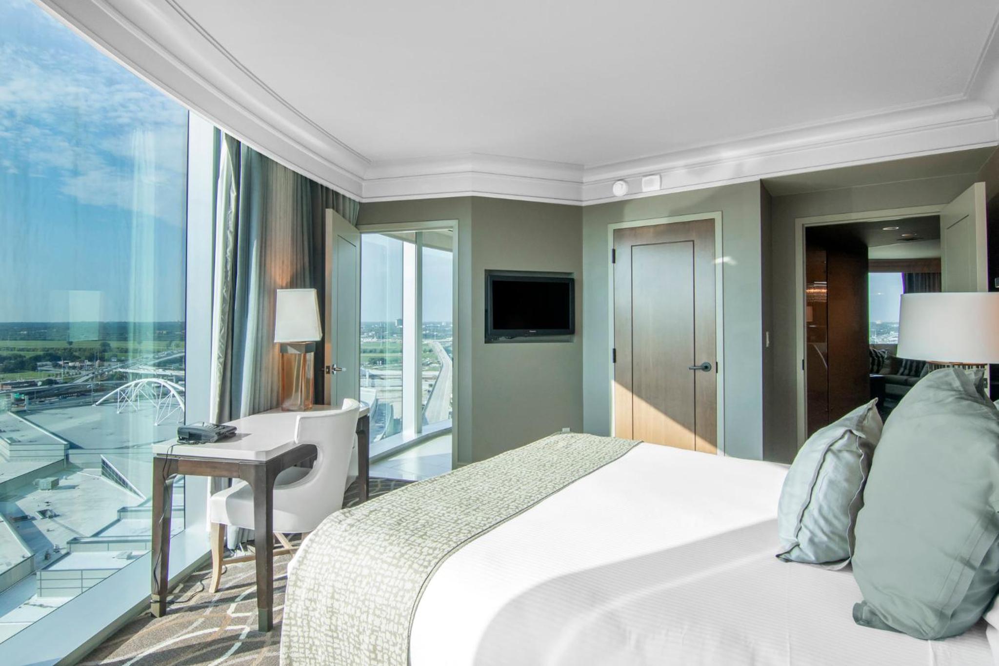 Luxury Corner King Suite - Photo 3