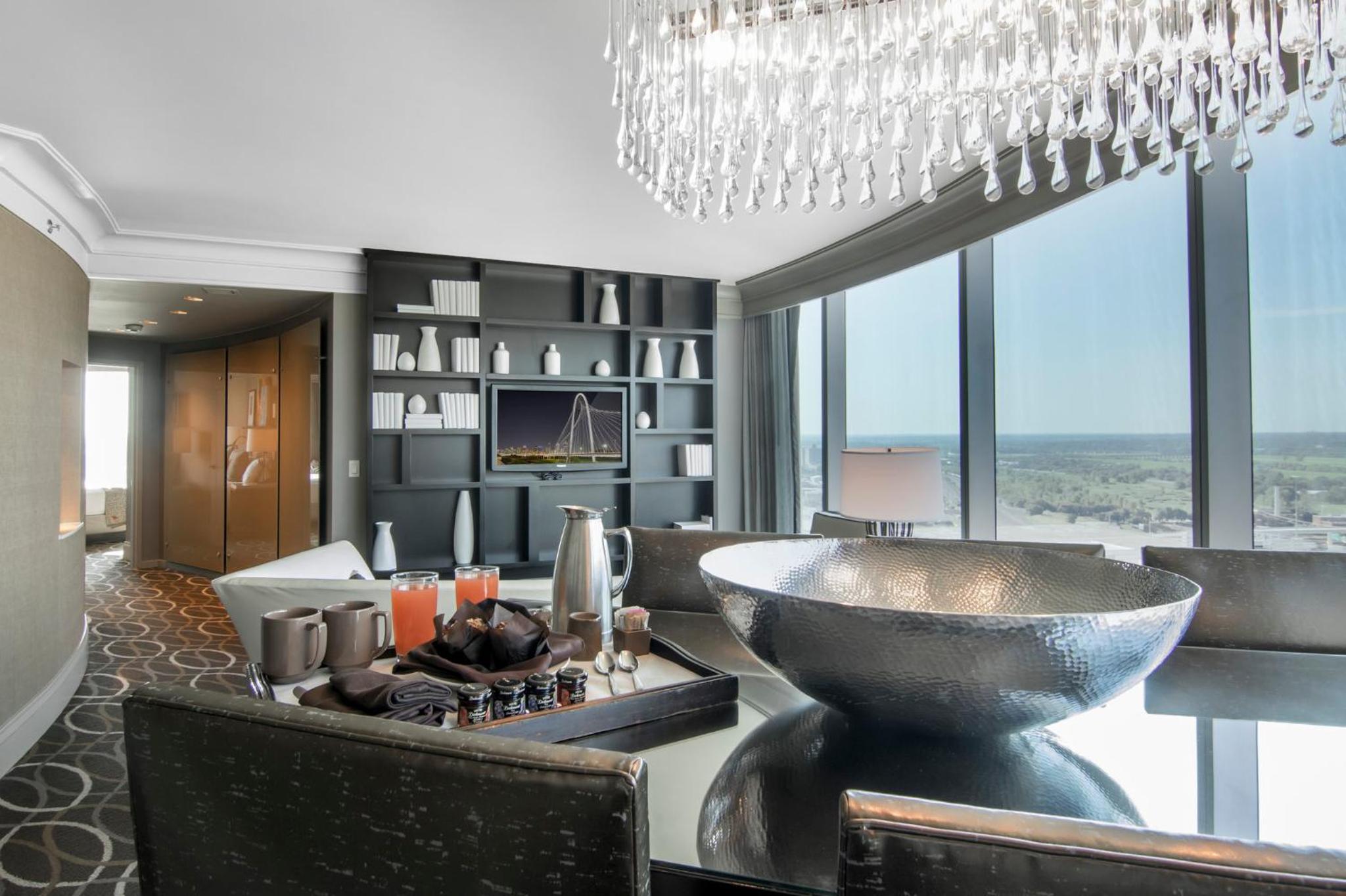 Luxury Corner King Suite - Photo 11
