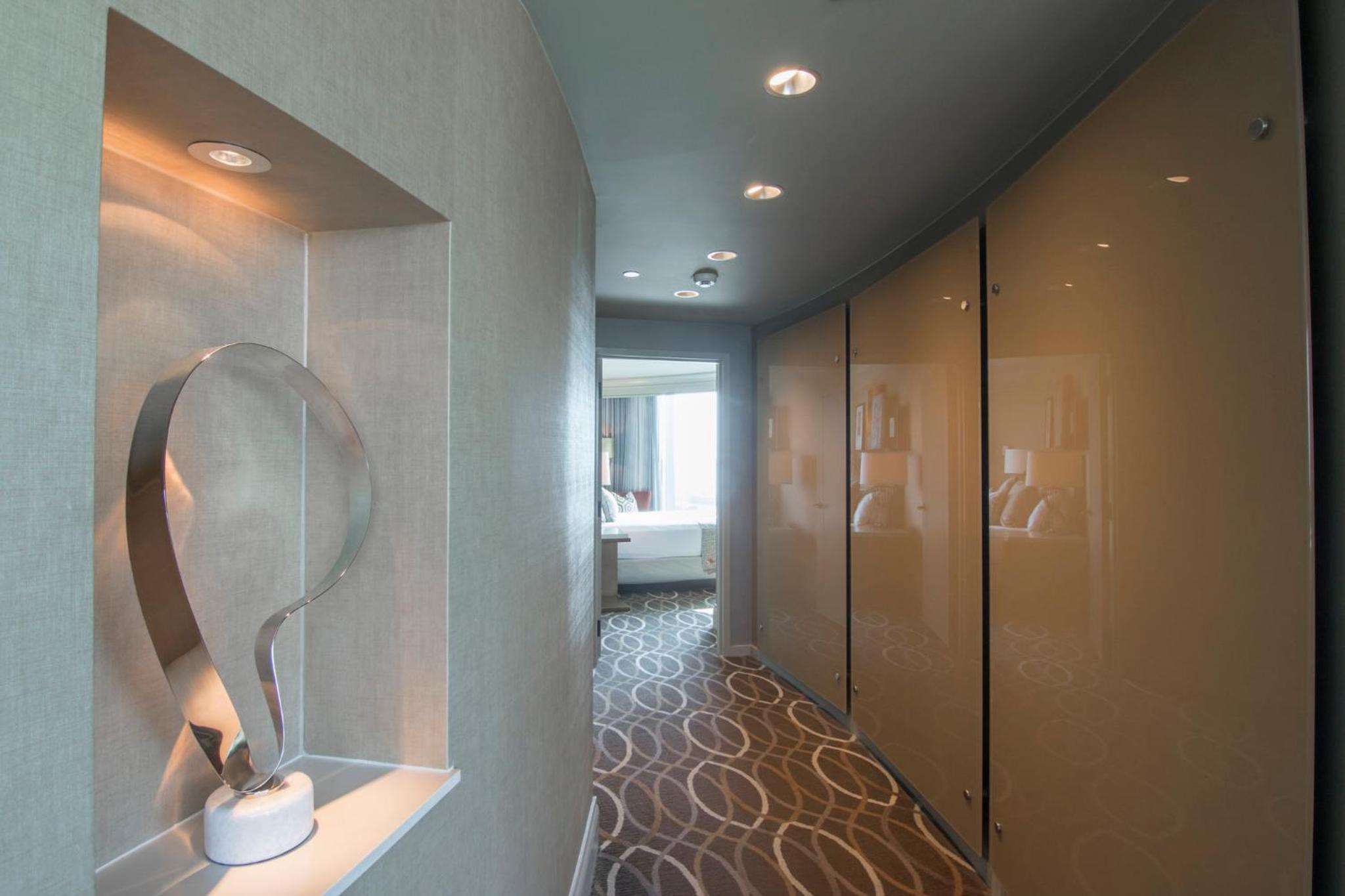 Luxury Corner King Suite - Photo 12