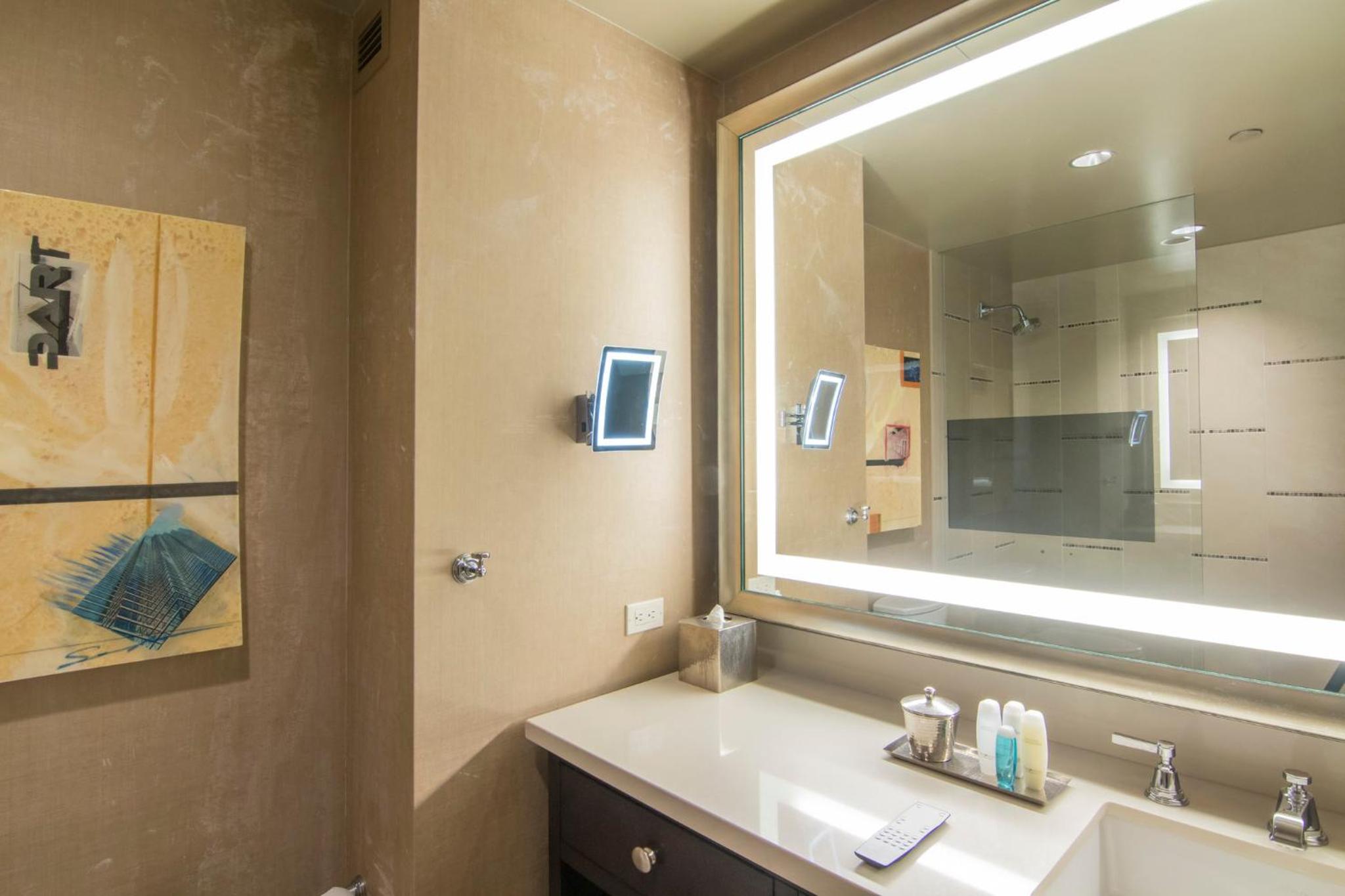 Luxury Corner King Suite - Photo 2
