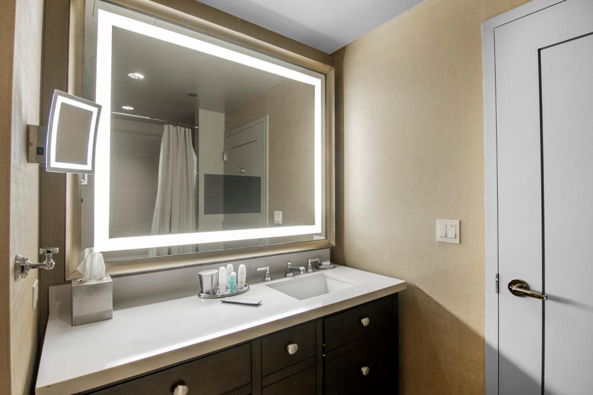 Premier Queen Room with Two Queen Beds - Photo 6