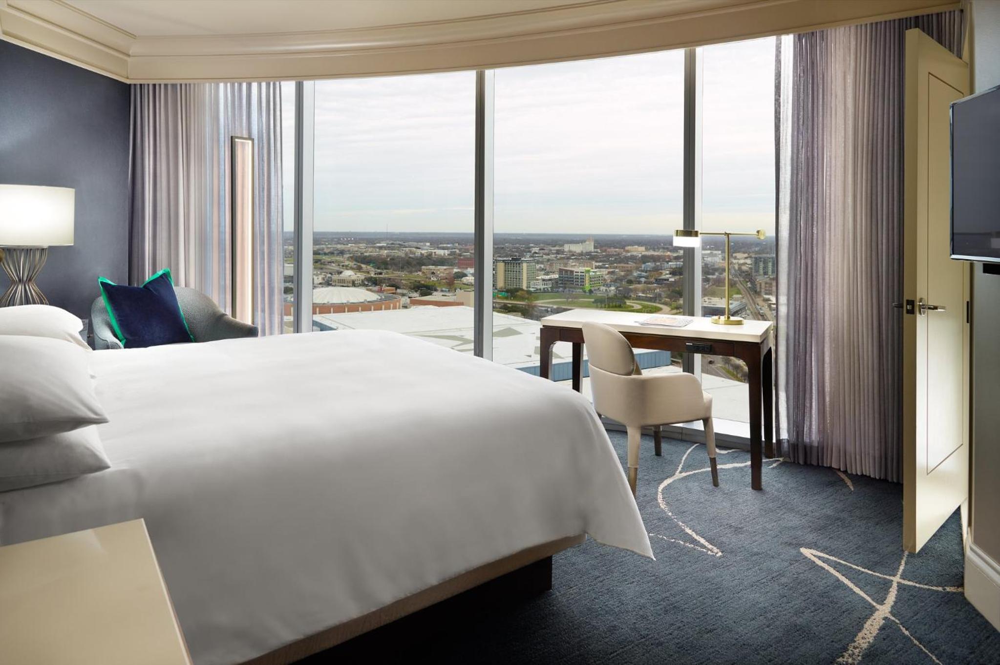 Luxury Corner King Suite - Photo 1