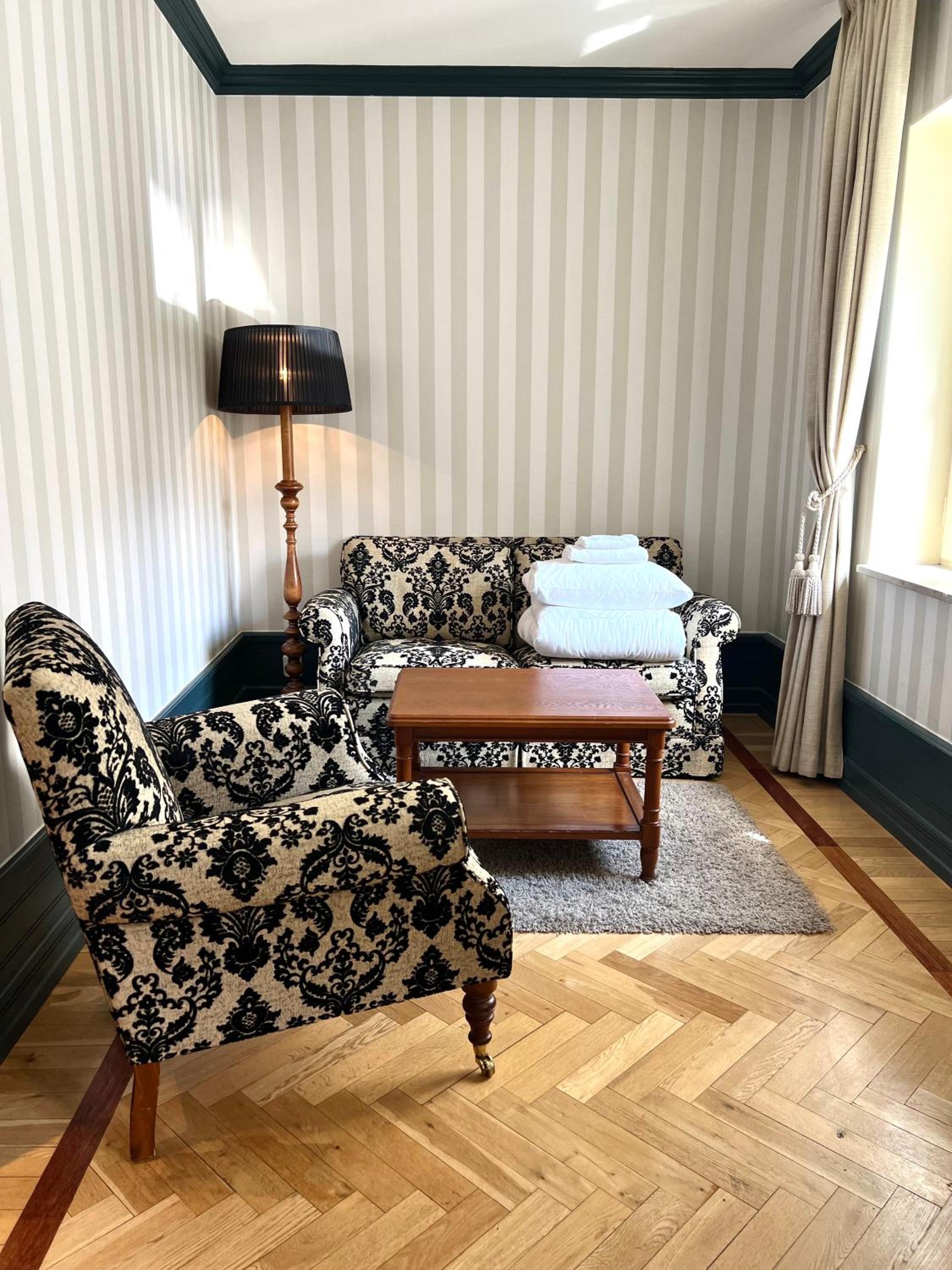 Family Room - Photo 2