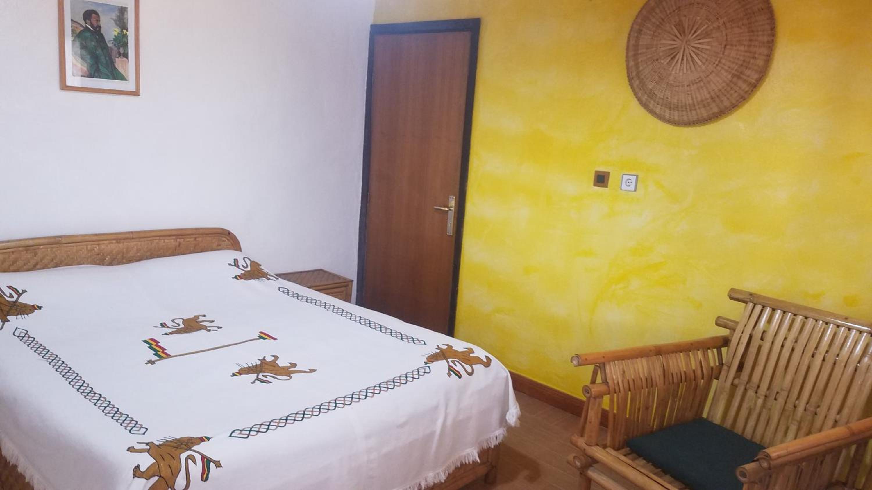 Standard Double Room with Shared Bathroom photo 3