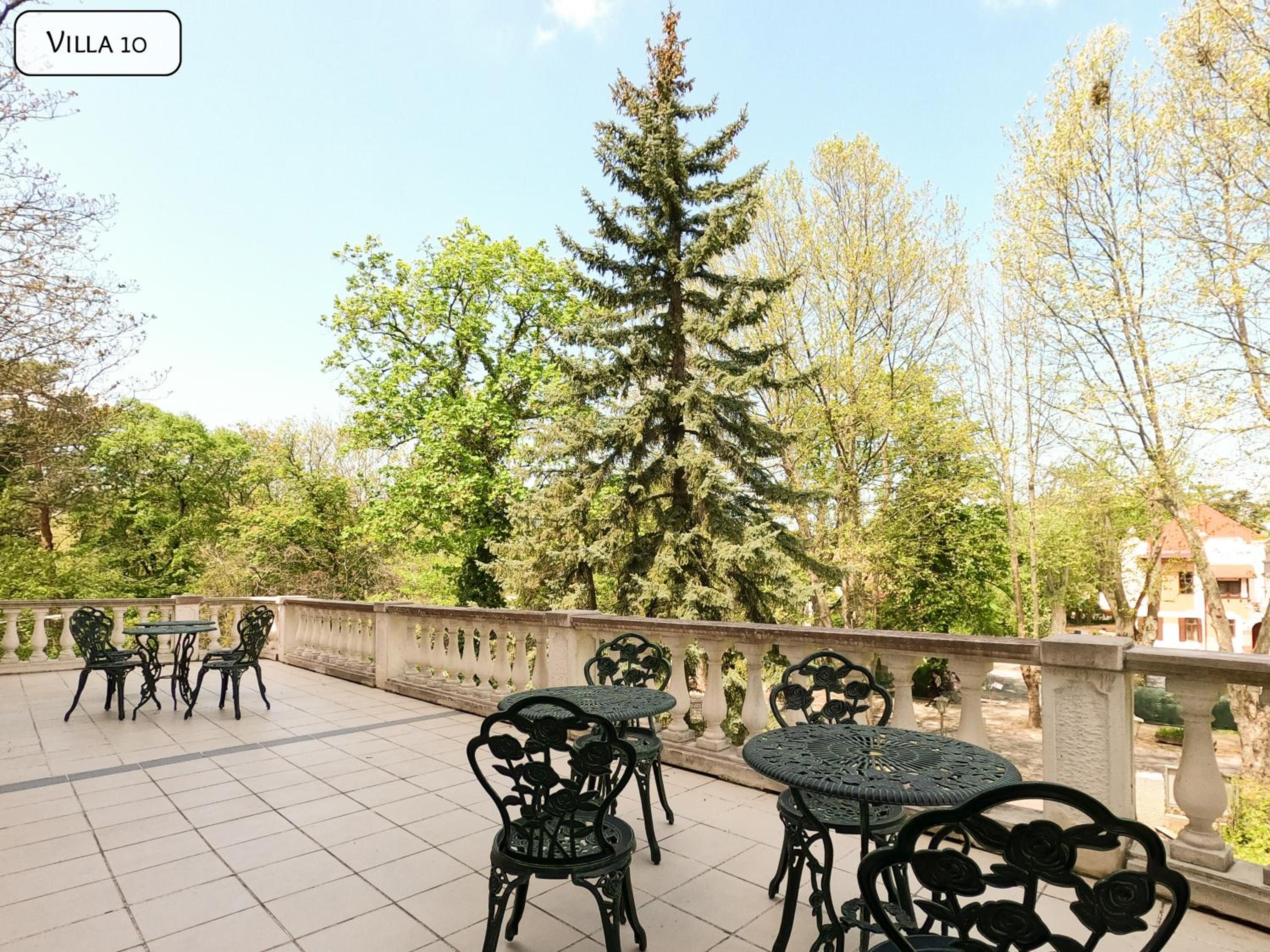 Family Room with Balcony photo 3