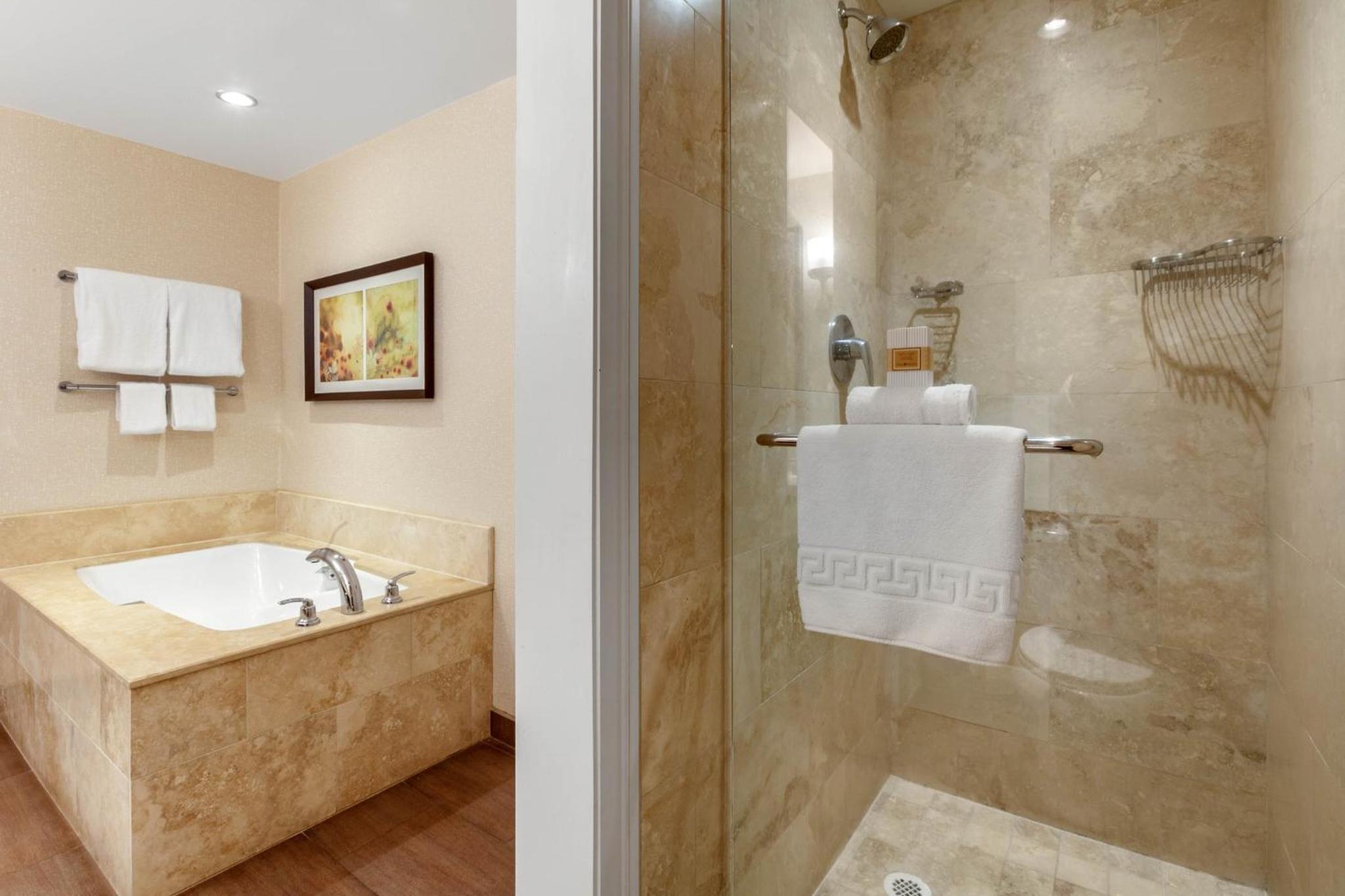 Premier Room, 2 Queen Beds - Photo 2