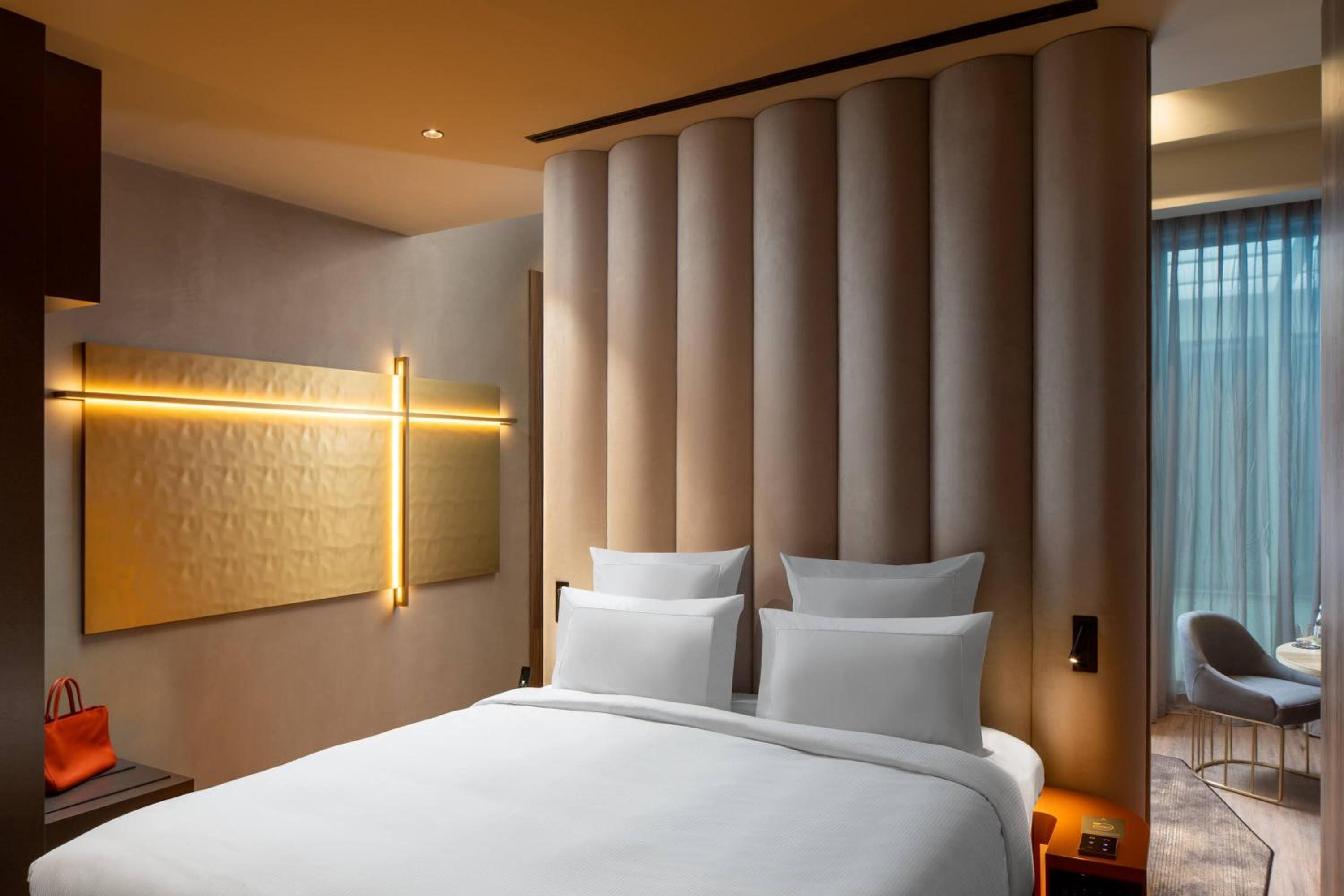 Deluxe Suite with One Double Bed - Photo 4