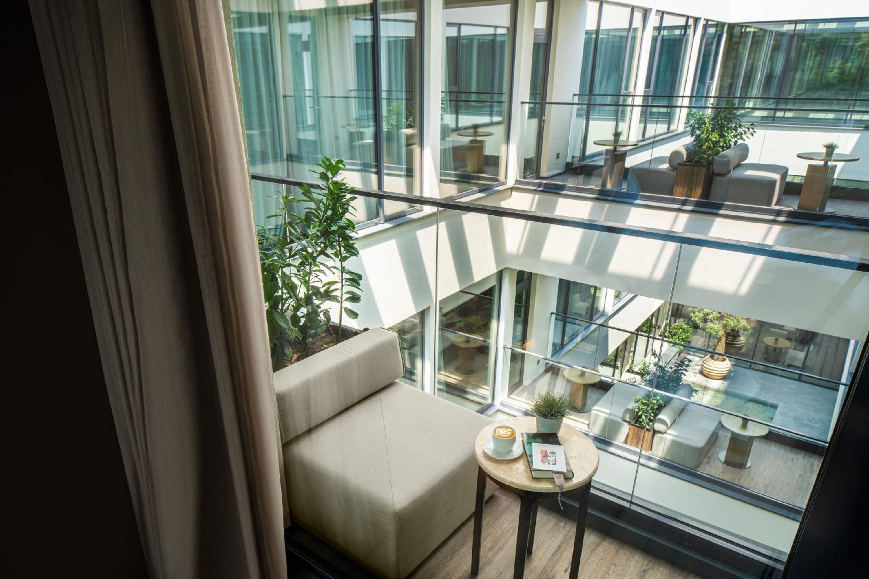 Deluxe Suite with One Double Bed and Balcony - Photo 5