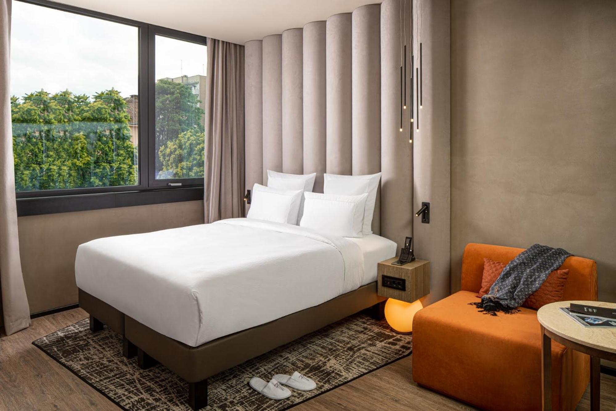 Deluxe Suite with One Double Bed and Balcony - Photo 3