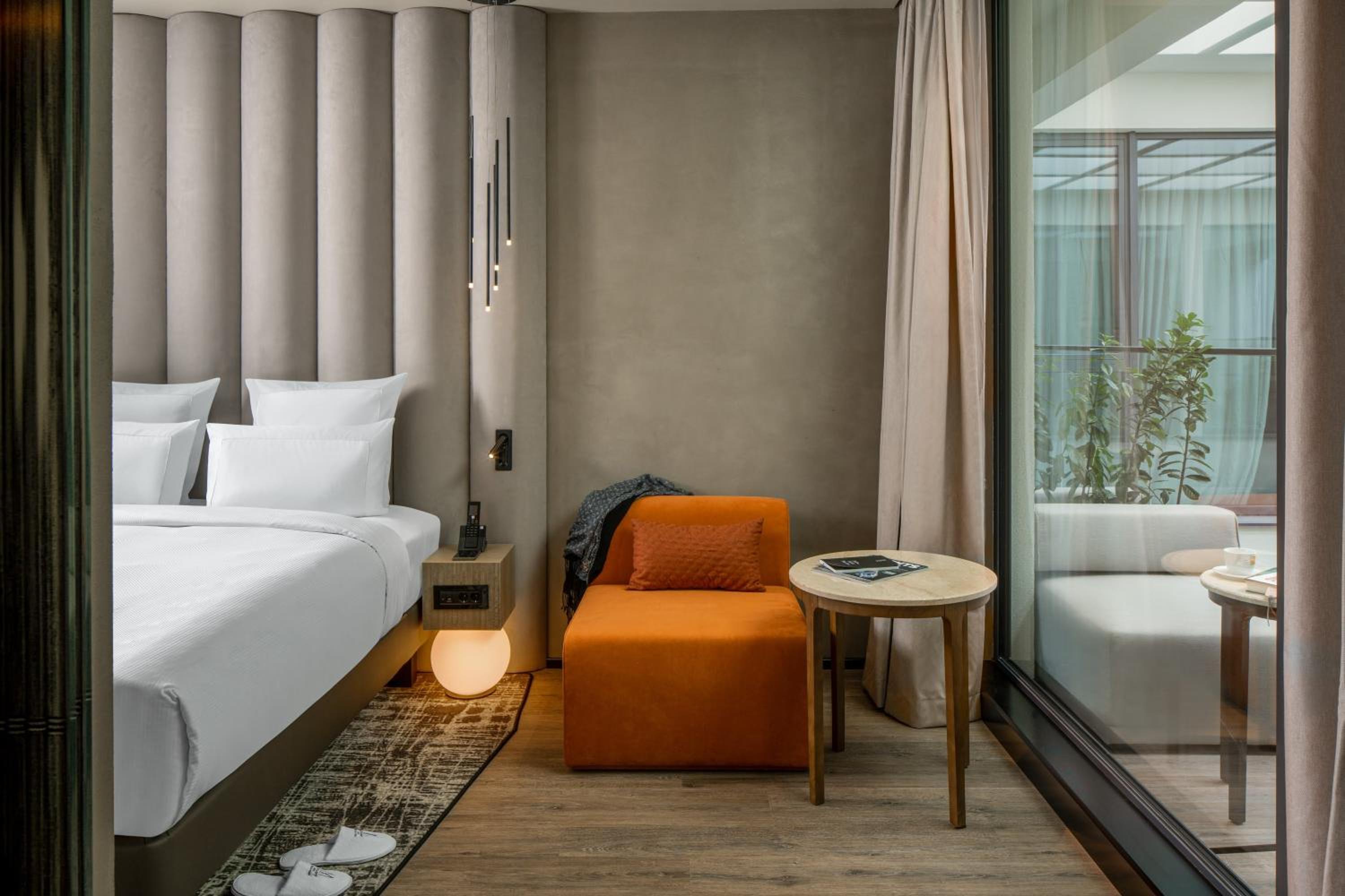 Deluxe Suite with One Double Bed and Balcony - Photo 2
