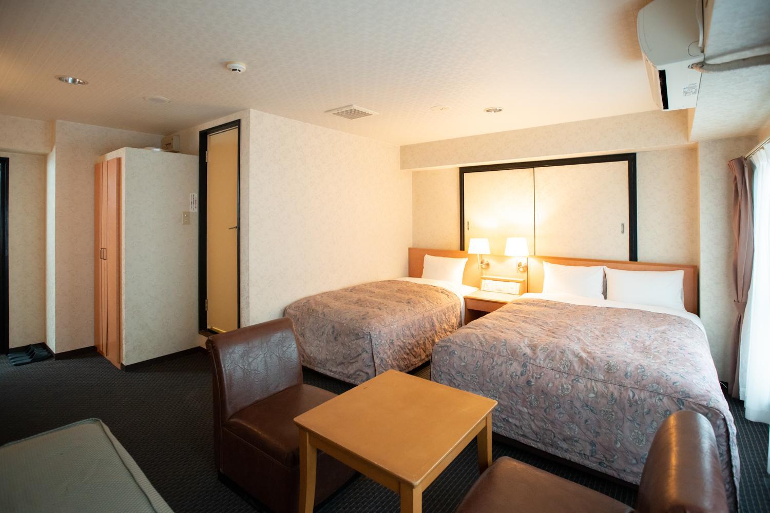 Deluxe Twin Room - Smoking - Check-out at 12:00 pm