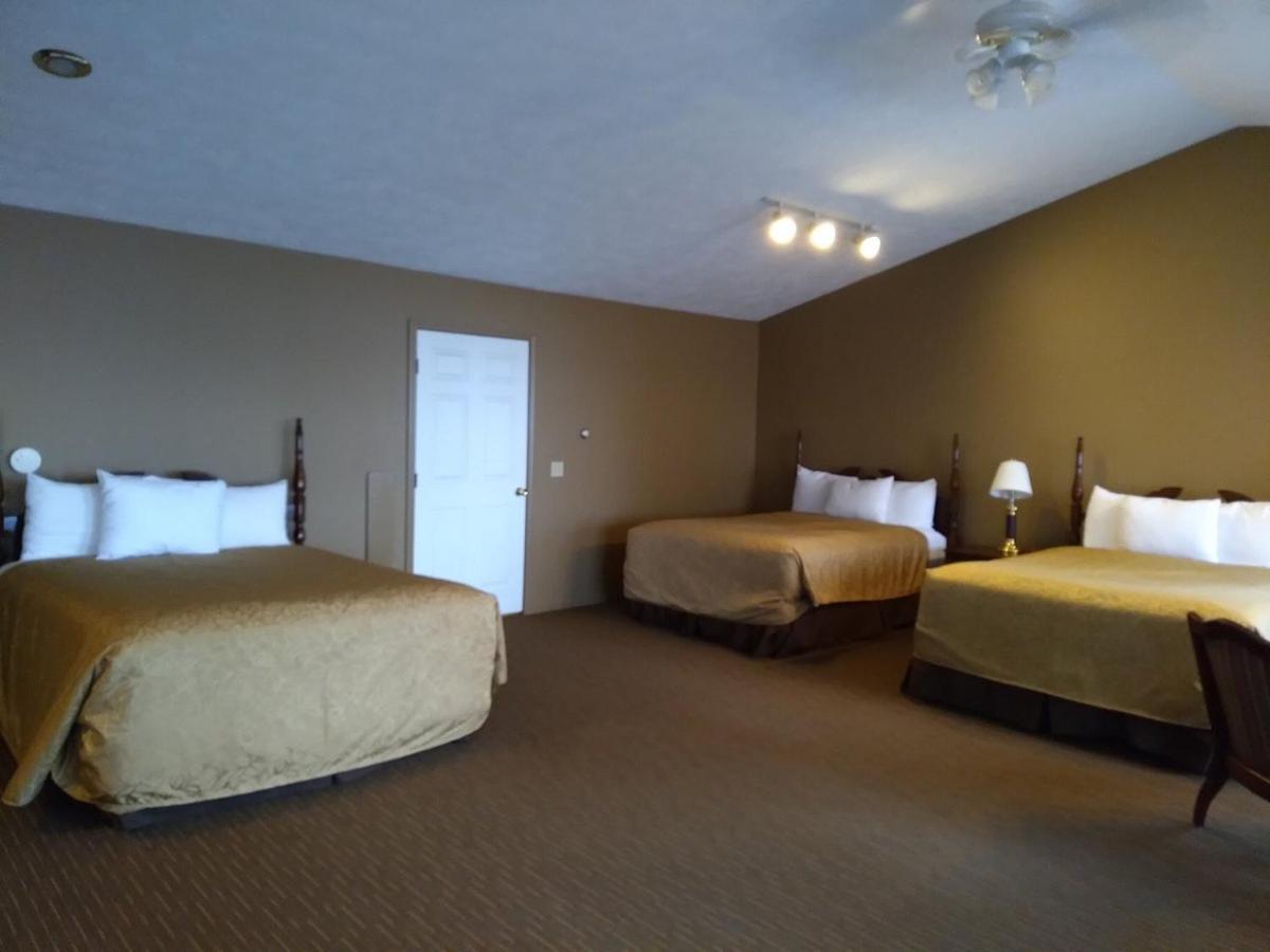 Family Room with Lake View photo 2