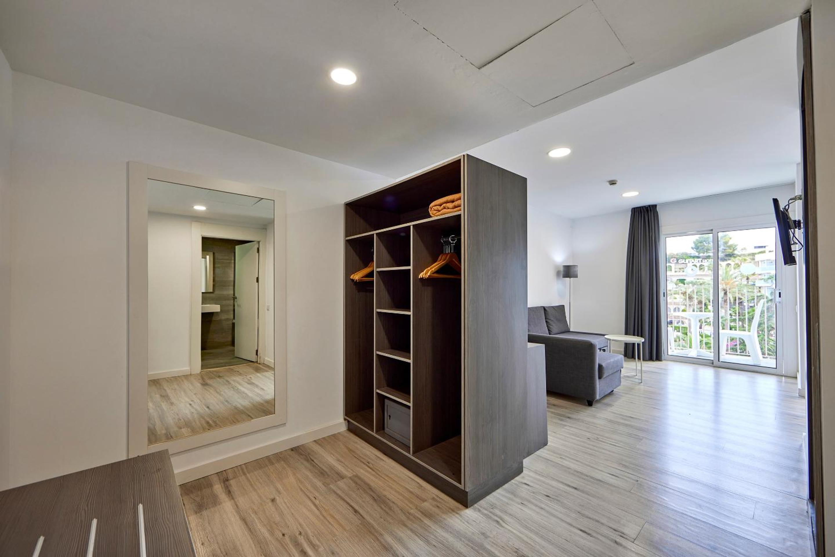 Superior Family Room photo 3