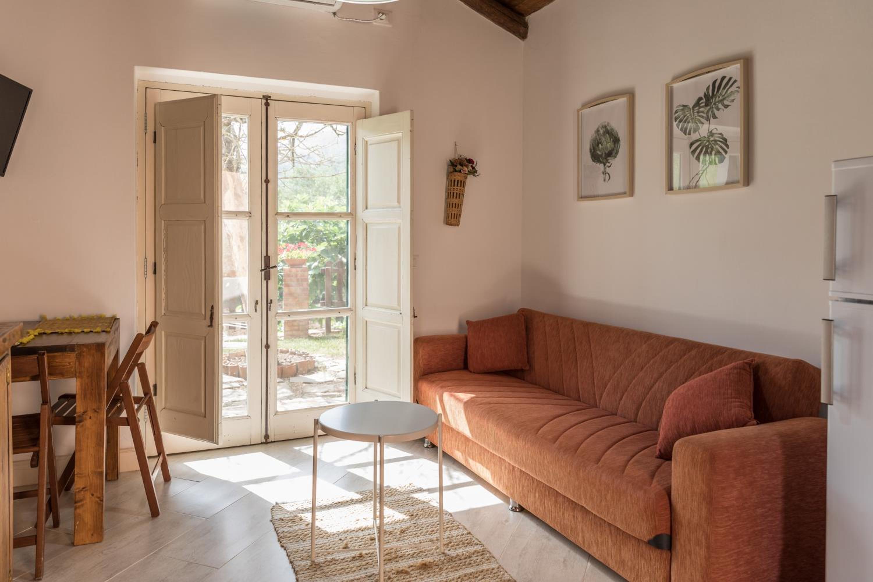 One-Bedroom House - Photo 8