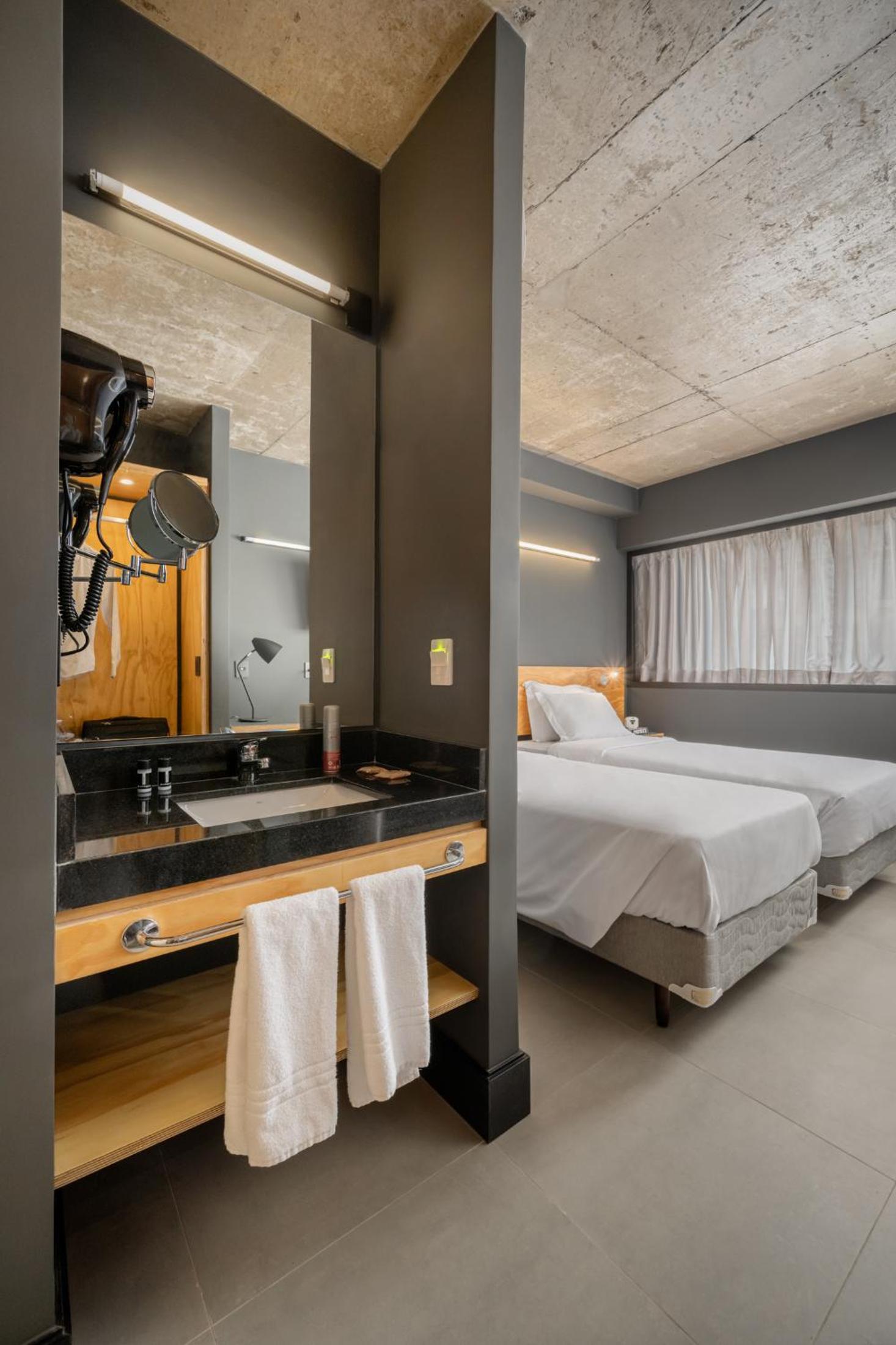 Standard Twin - 2 Single Beds - Photo 2