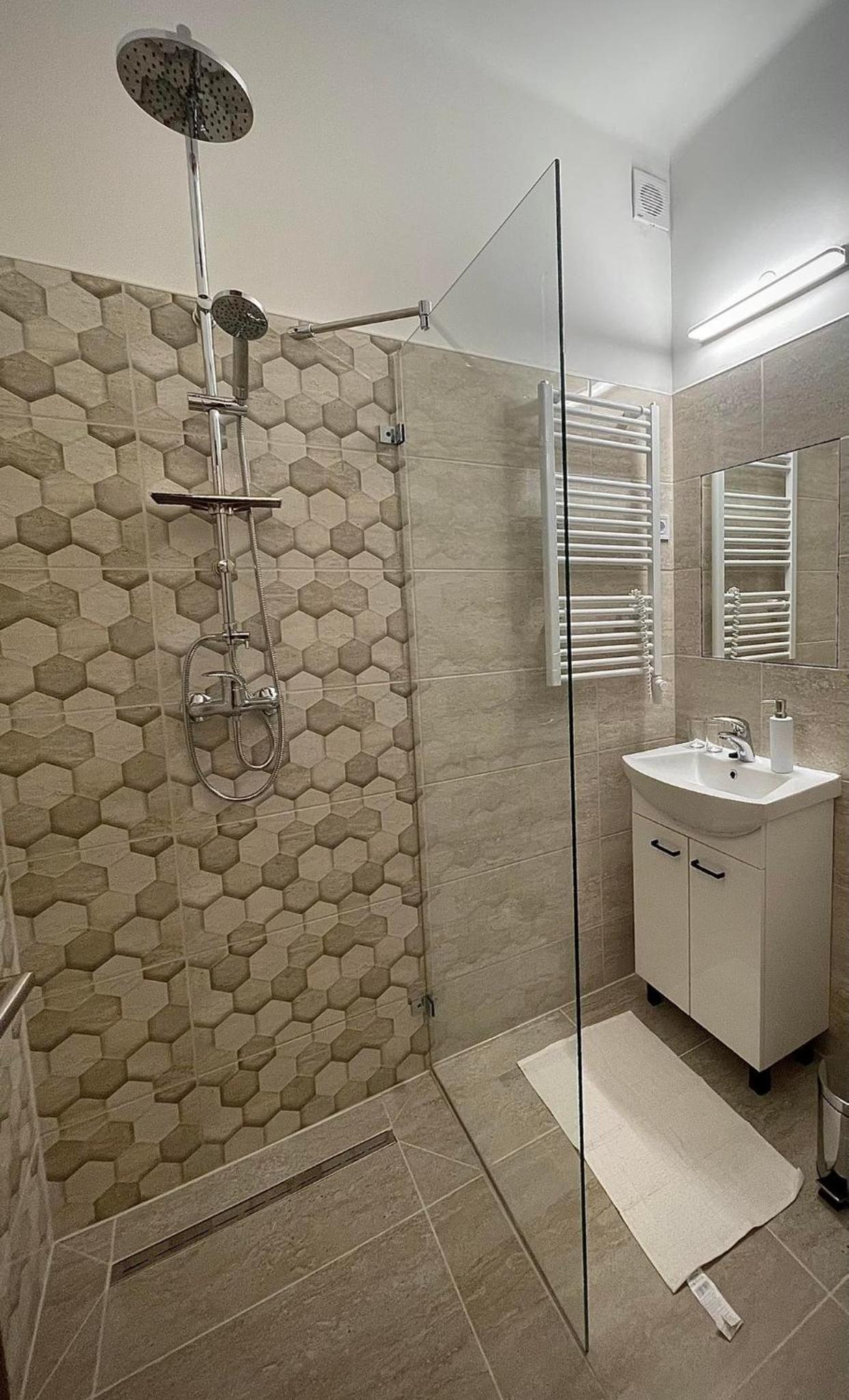 Family Room with Private Bathroom photo 2