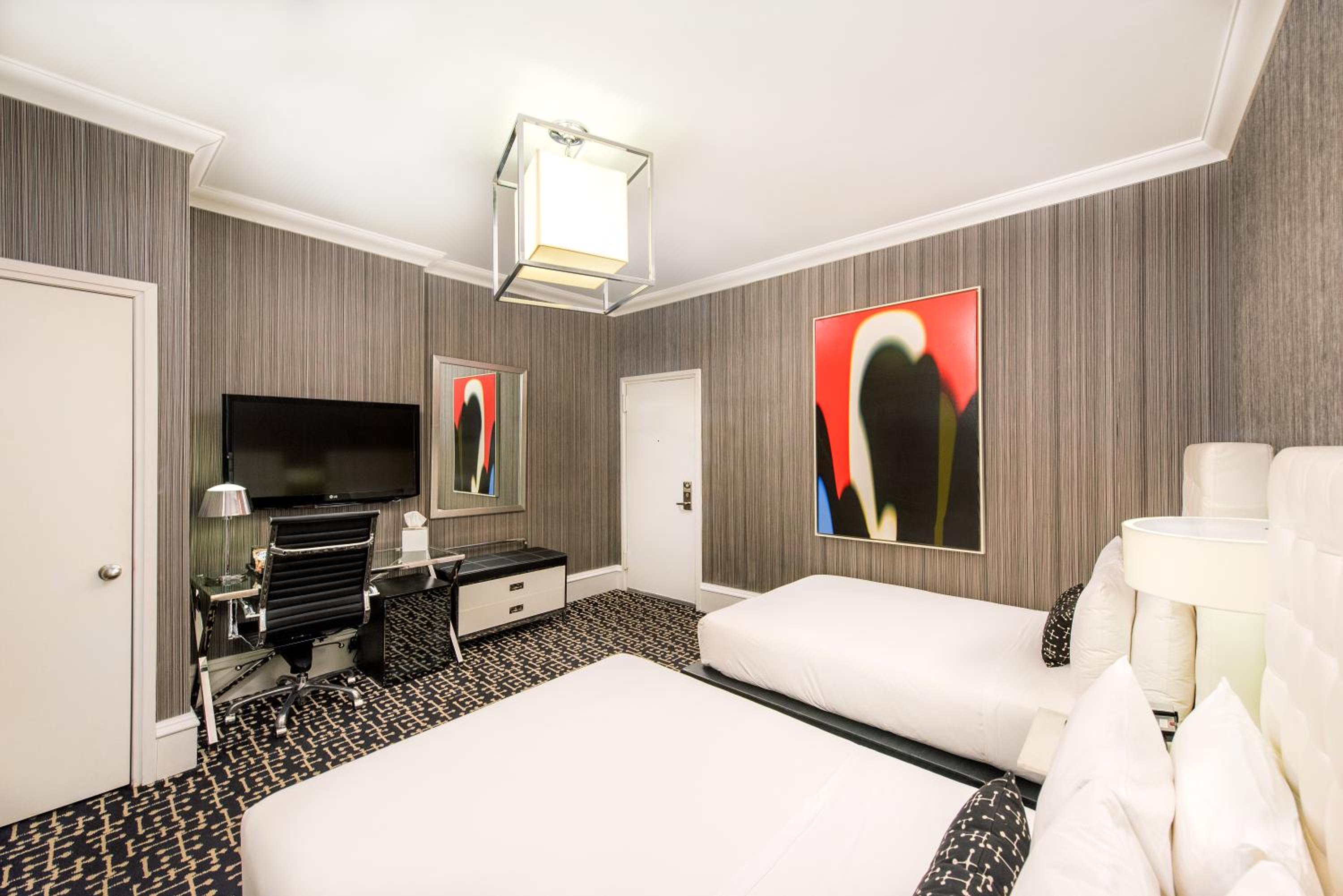Deluxe Double Room with Two Double Beds thumbnail 5